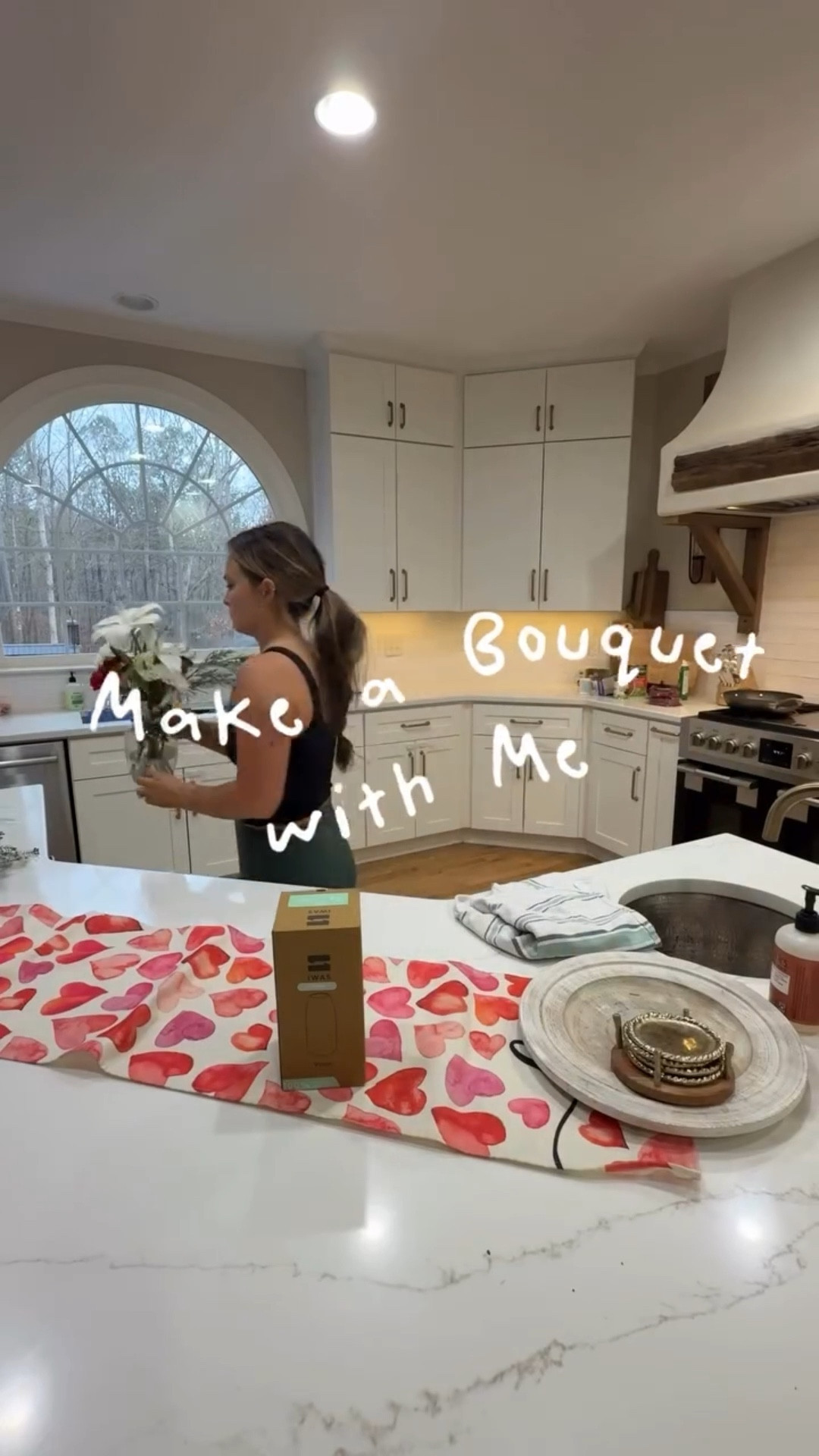 Make a bouquet with me using an IWAS upcycled vase made from a Champagne bottle. It’s so pretty.

#freshflowers #bouquet #makeabouquetwithme #flowers #vase