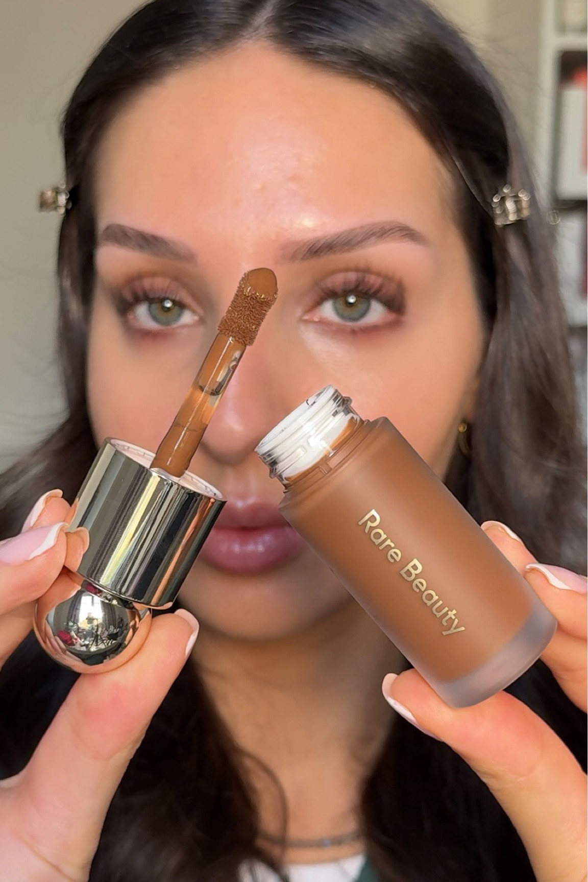 Ahhh the new Rare Beauty liquid contour !!! 

@rarebeauty soft pinch liquid contour shade “serene” 
RRP £27 
@spacenk 

I kind of knew I would love it because it Rare Beauty creates some of the best cheek products. Is very smooth seamless it’s a gel like texture similar to the liquid blush but I would say slightly less pigmented. I’ve posted a full chatty review on the clock app so go check it out for a more under review 

Please do not use/repost my content without my permission

#makeupreview #makeup #makeuplooks #newmakeup  #dewyskin #rarebeauty #selenagomez #softpinch #contour #spacenk