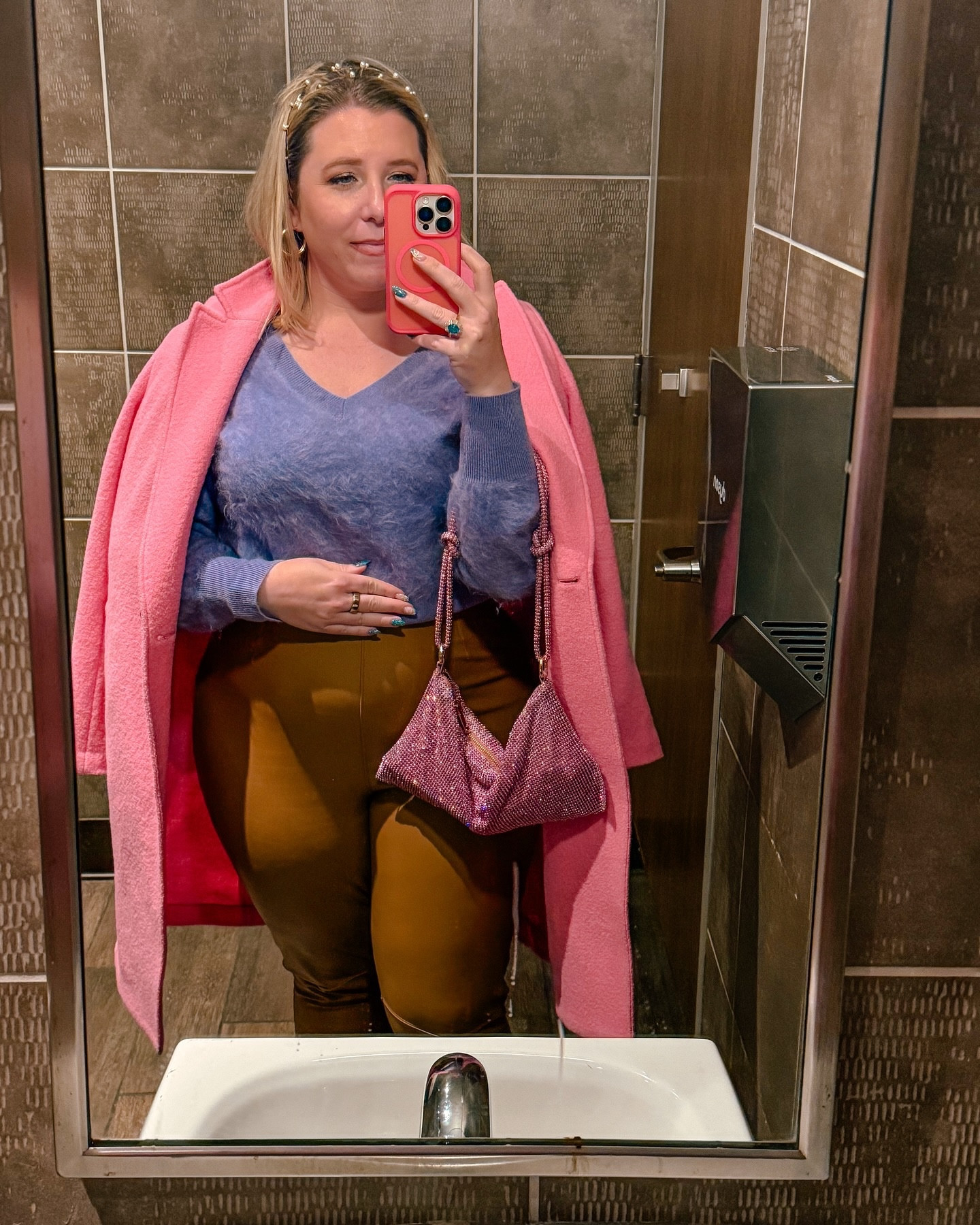 Life’s too short. Wear the outfit.

#midsizefashion #outfitinspo #bodyconfidence #bodypositivity #pearshapedbody #winterfashion #skirtoutfits #pinkoutfit