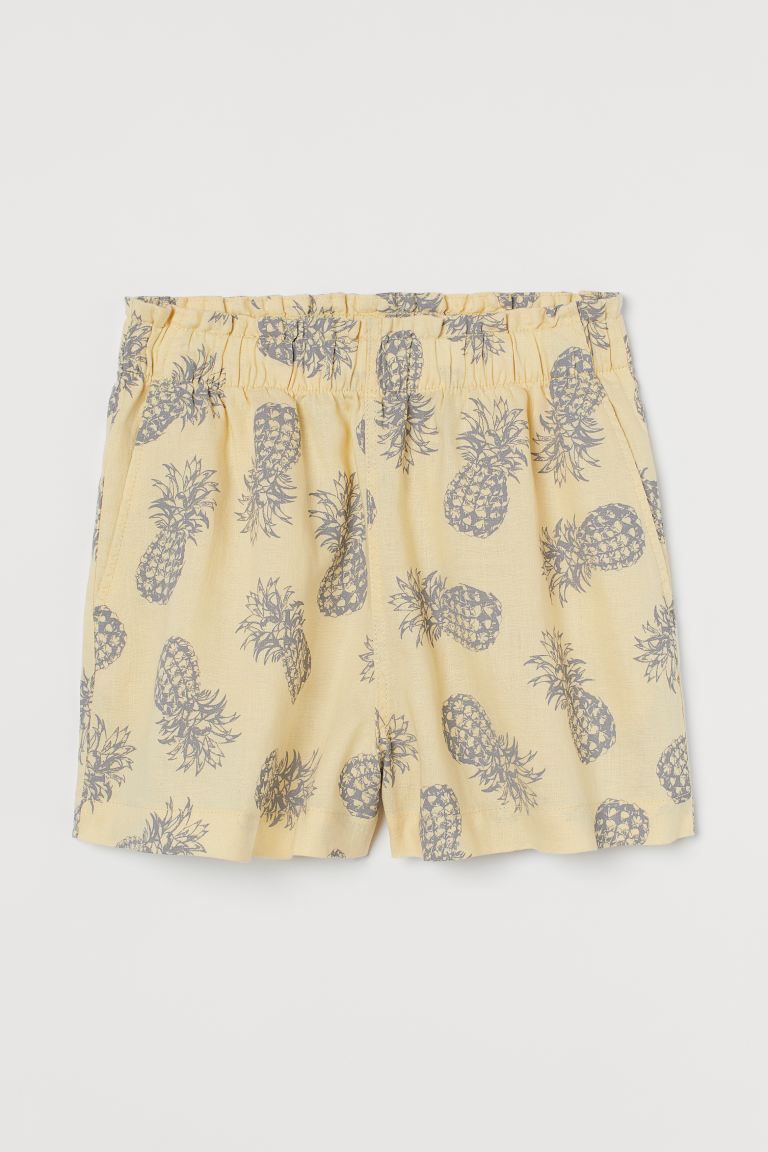 Short shorts in airy linen. Regular waist, ruffle-trimmed waistband with covered elastic, and dia... | H&M (US + CA)