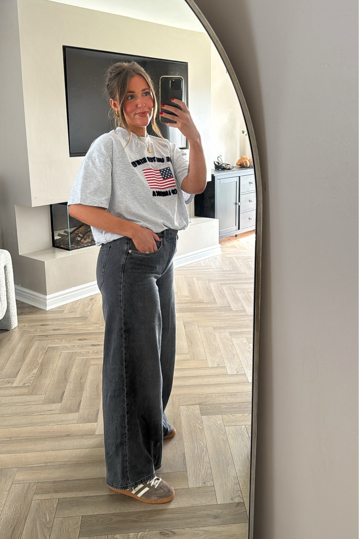 Top - size small (comes up super big) 

Jeans - true to size. I’m wearing 12 short (I’m 5’4) 