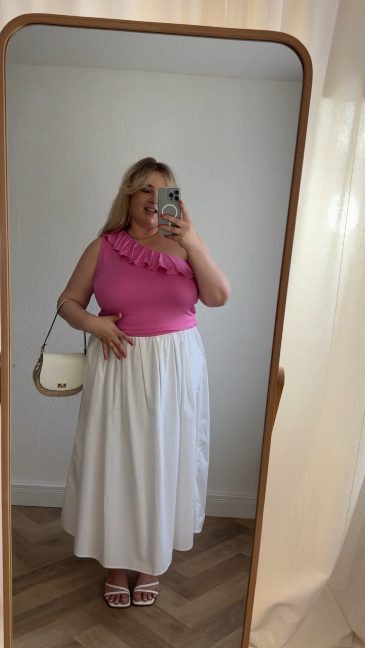 Sommeroutfit 💗🌸

15 % sparen bei Bon Prix mit dem Code: bp15beauty
(Gültigkeit: 13.07. -einschl. 15.07.2026; 15% auf Alles; einmalig einlösbar pro Kundin; gilt in DE App & Webshop)

#plussizefashion #pink #rock #curvy #summerdress

#LTKdeutschland #LTKplussize #LTKsummer