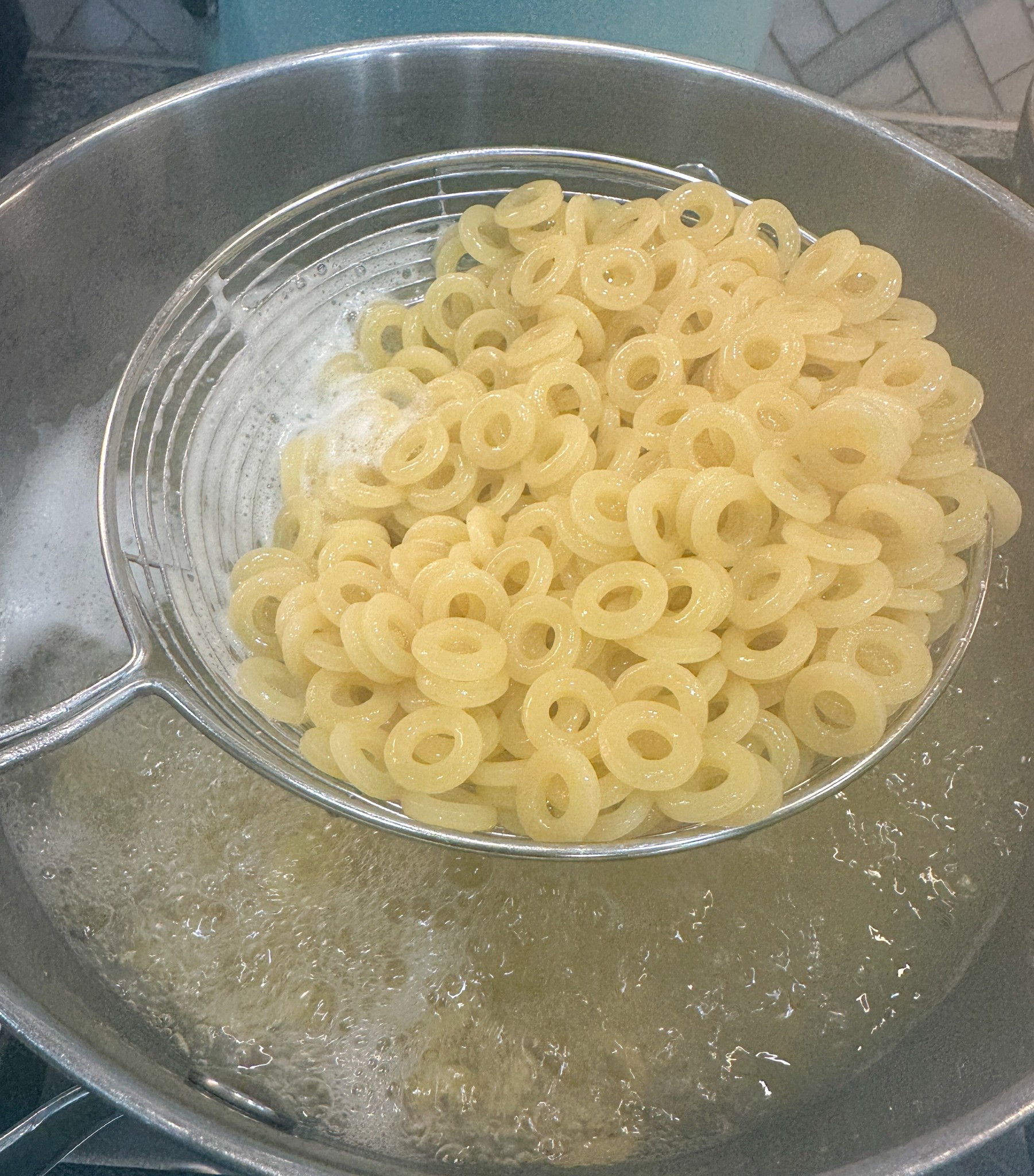 This strainer makes it easy to strain pasta right from the pot to the sauce. #strainers #strainers #kitchenproducts #productinfluencer 