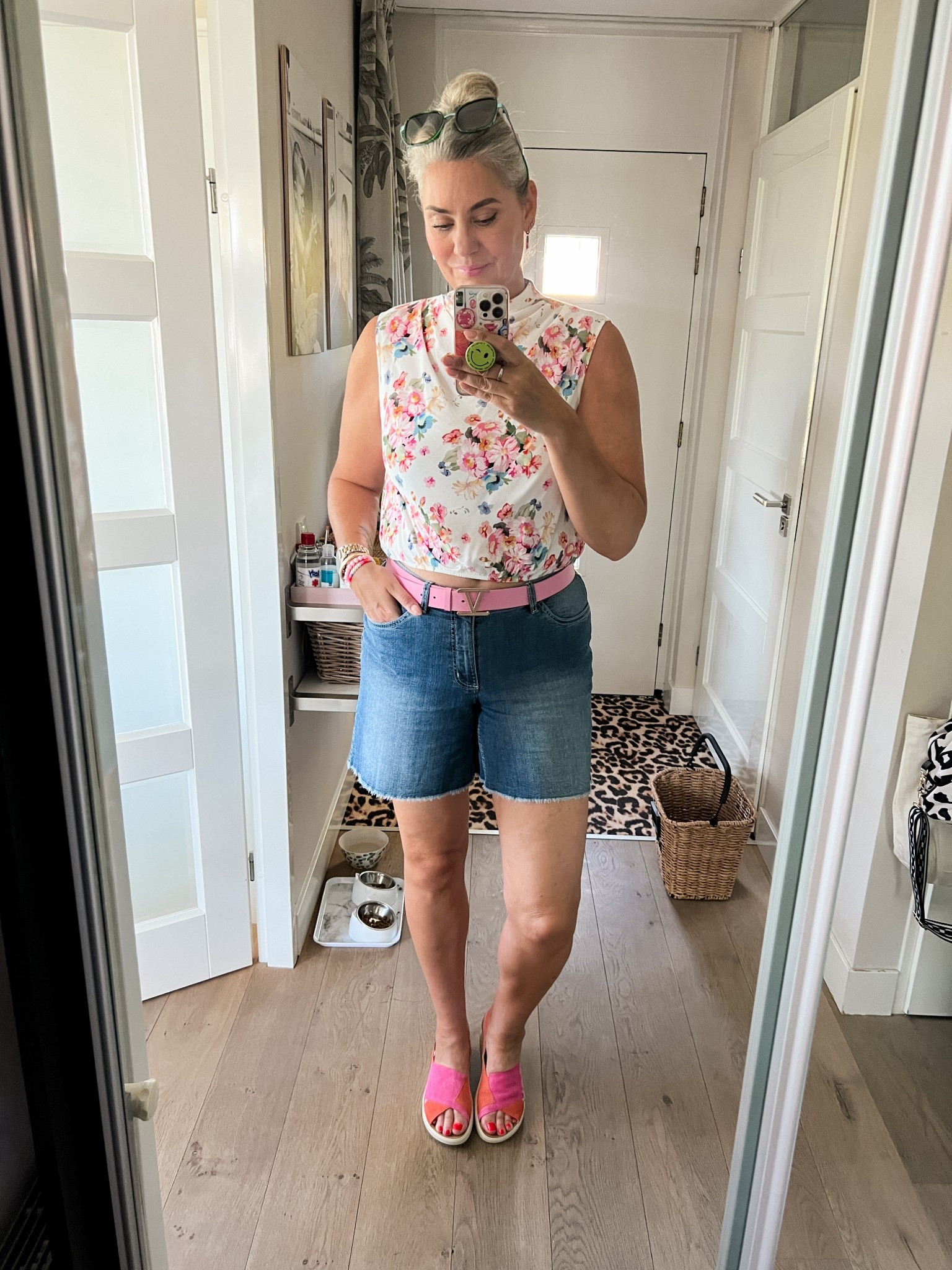 Ootd - Sunday. White cropped floral H&M top paired with cut off denim shorts (old) a pink leather belt and pink and orange Think sandals. 

#LTKeurope #LTKspring #LTKnederlands