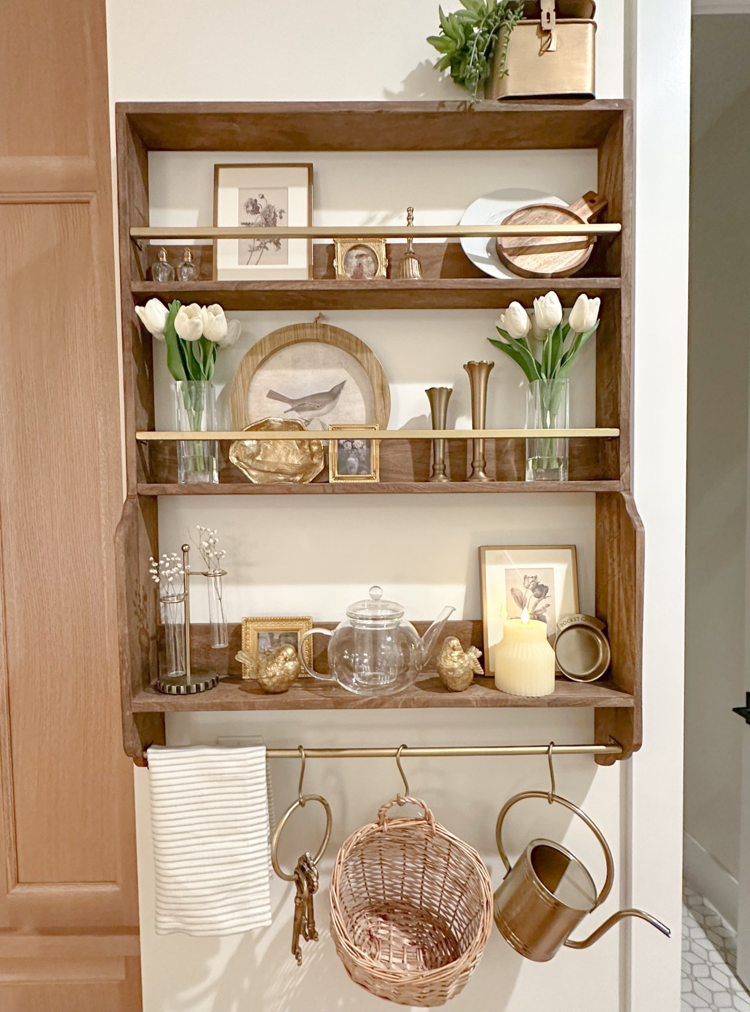 My gorgeous Magnolia shelf is now ON SALE!!!😍
Kitchen shelf
Plate shelf
Trinket shelf
Vintage decor
Brass
Wood
Joanna Gaines