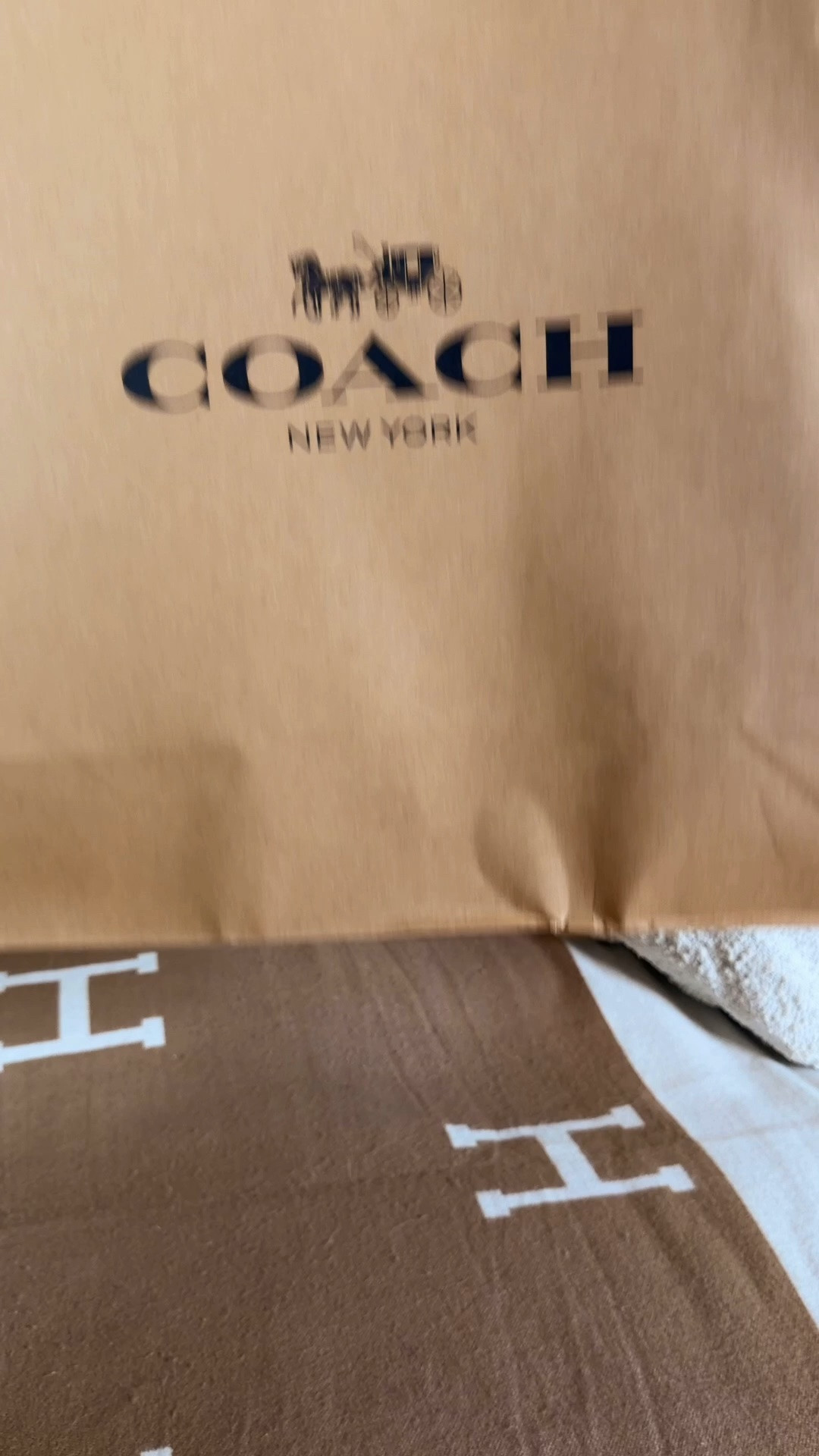 The new Coach Outlet 8/5 drop was way too slept on 😍 I was never a fan of the black loved leather but as soon as I saw this Laurel with all of the pockets, I was hooked!

This loved leather Coach outlet Laurel is one of the coolest bags I’ve ever seen!

New Coach outlet drop