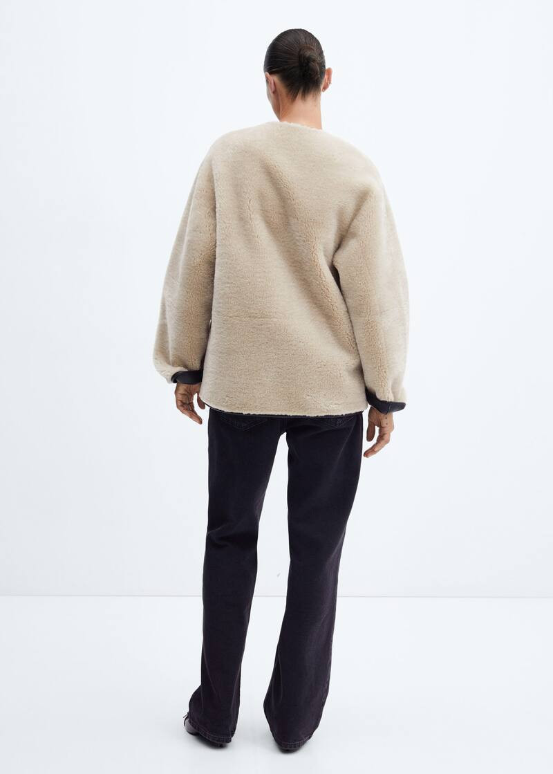 Manteau en fausse fourrure à ornements -  Femme | Mango France | MANGO (FR)