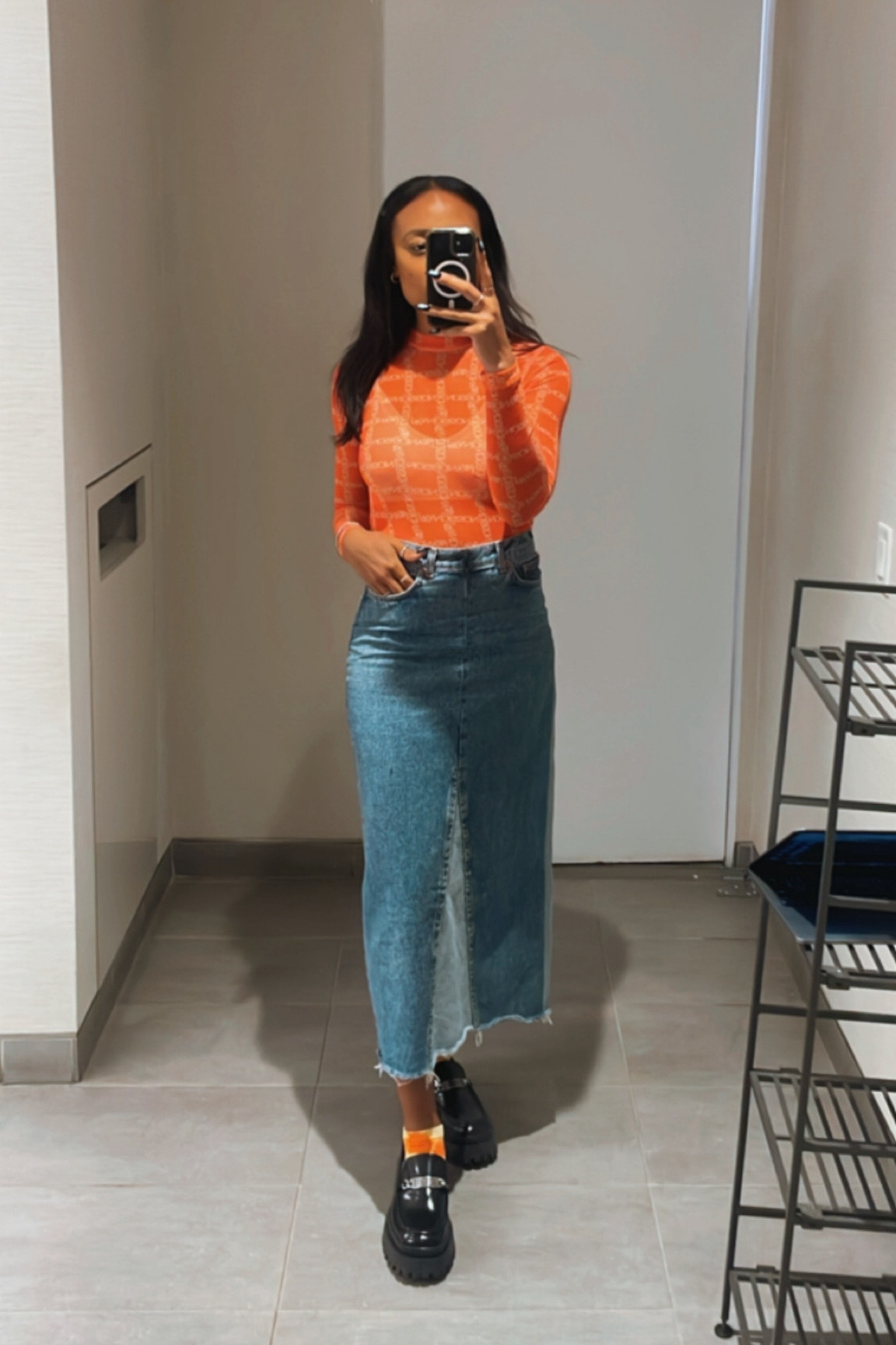  Clearing through the drafts! Orange Crush in the office 🍊💙

Top: JW Anderson 
Skirt: Zara
Shoes: Marc Jacobs 
Socks: Amazon

#LTKootd #LTKSaleAlert #LTKWorkwear