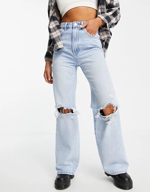 Stradivarius Petite - Jaren 90 stijl dad jeans met scheuren in lichte wassing | ASOS (Global)