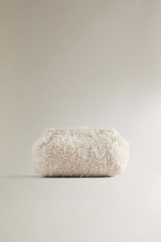 MEDIUM FAUX FUR MAKEUP BAG | Zara US