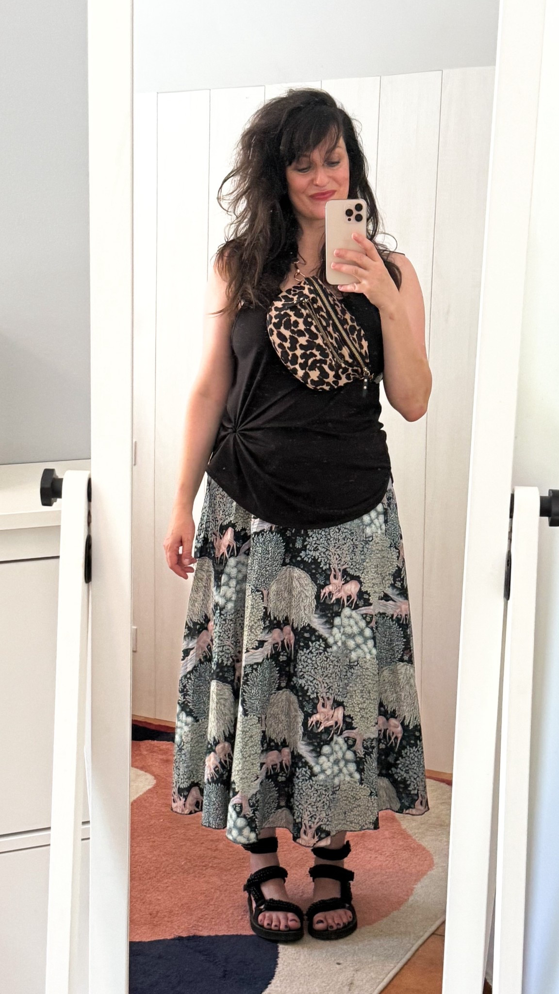 . Banane léopard #petitemendigote (similaire, en lien)
. Marcel noir #icyzone (en lien) 
. Jupe imprimée #hm x #morrisandco 
. Sandales trek #arizonalove (similaires, en lien) 
. Lip blush "Wine" #refy (similaire, en lien) 