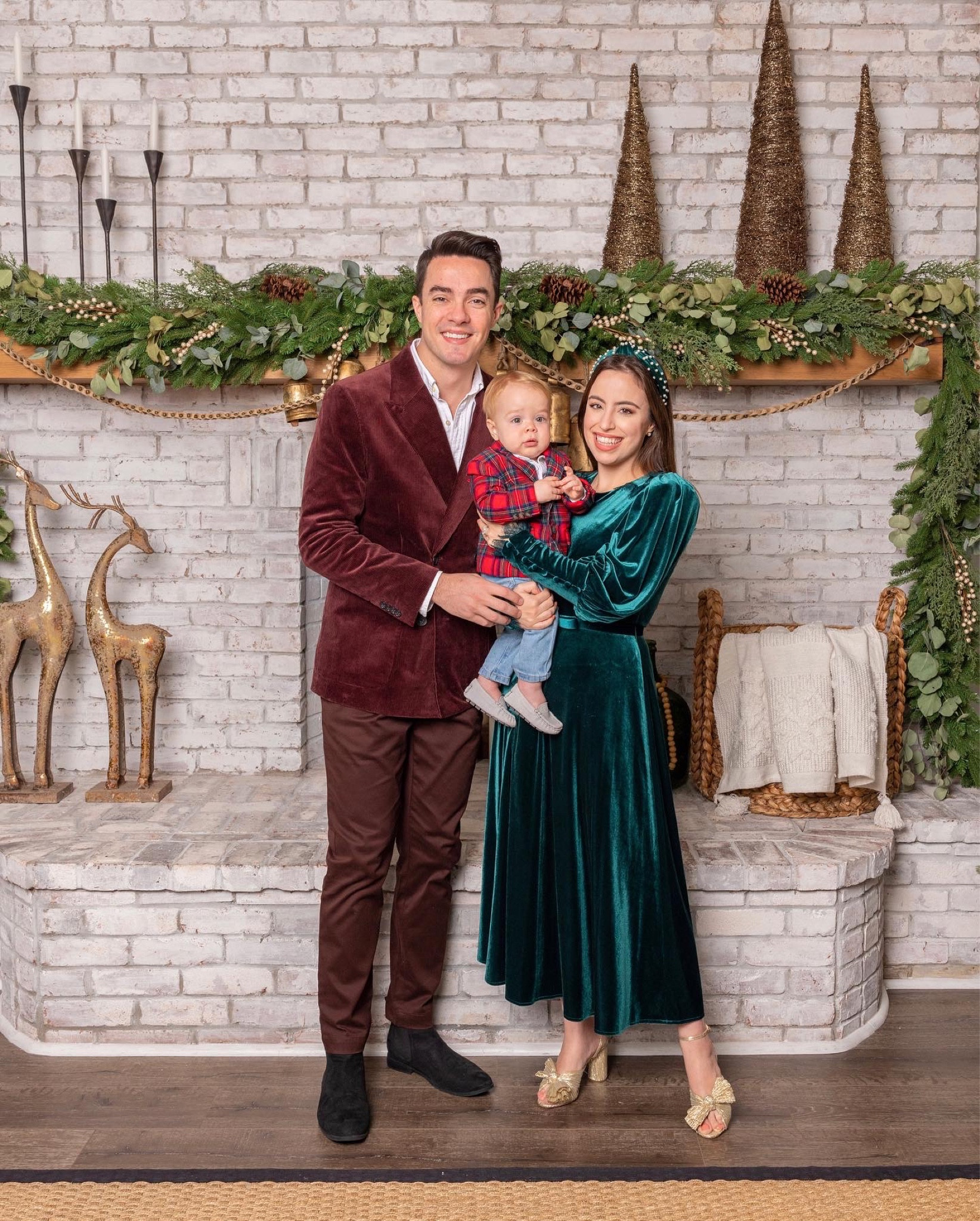 Family photoshoot outfit idea! Love this green velvet midi dress, double breasted velvet mens blazer, baby plaid blazer



#LTKHoliday #LTKbaby #LTKfamily