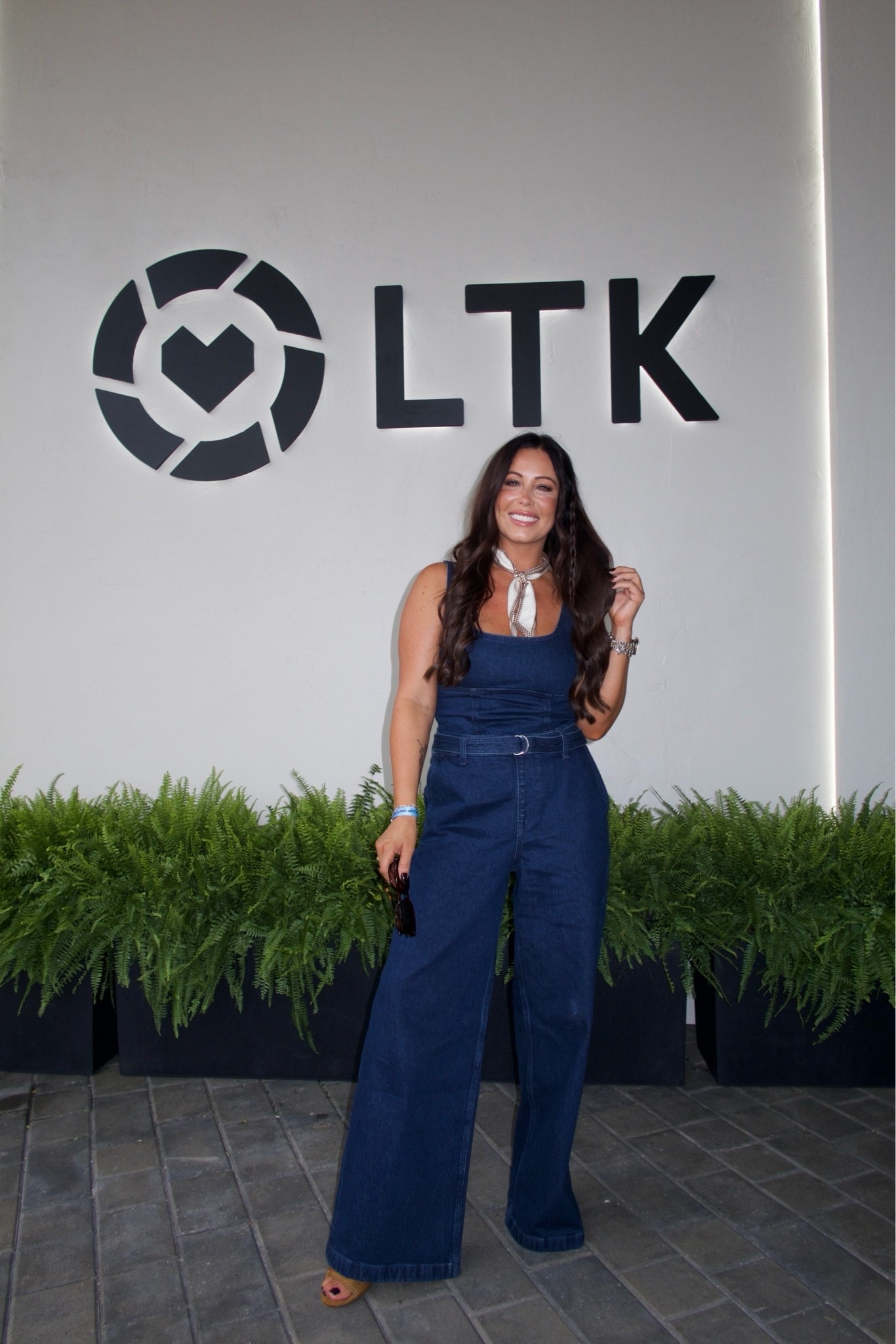 The denim jumpsuit we all need! I love it & got so many compliments on it! I’m in a small but could have done an XS @abercrombie for the win

#LTKCon

#LTKootd #LTKgrwm