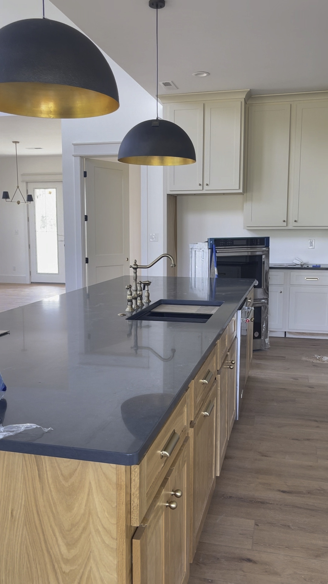 Still in the works but our home is coming along. Kitchen details 💕

#transitionalkitchen #kitchencabinethardware #cabinethardware #goldcabinethardware #amazonhardware #amazonfinds #pendantlighting #blackandgoldpendants #kitchenislandpendants

#LTKhome #LTKfamily #LTKVideo