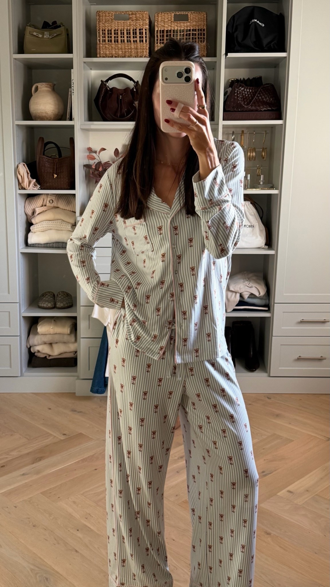 Espresso martini holiday pajamas are 30% off 🍸☕️🎀 !! Wearing my true size S


Gifts for girlfriends / Christmas gifts for her