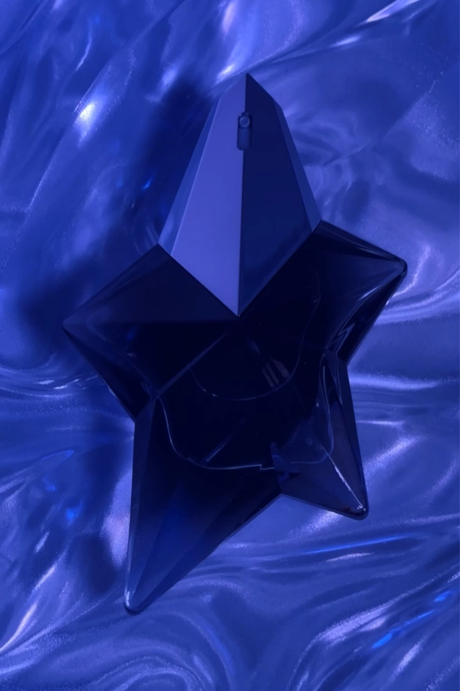 Angel Fantasm @muglerofficial ⭐️💙

A fragrance that uncovers revealing fantasies. Angel Fantasm morphs the original fragrance’s patchouli accord into a new form. This fruity and ambery scent has top notes containing pineapple and bergamot; middle notes of coconut and tiare flower and base notes of patchouli, rich bourbon vanilla and amber. 

Available at @MuglerOfficial and @nordstrom
#AngelFantasm #GiftedbyMugler #perfumelovers #perfumecollection #perfumes 



#LTKBeauty