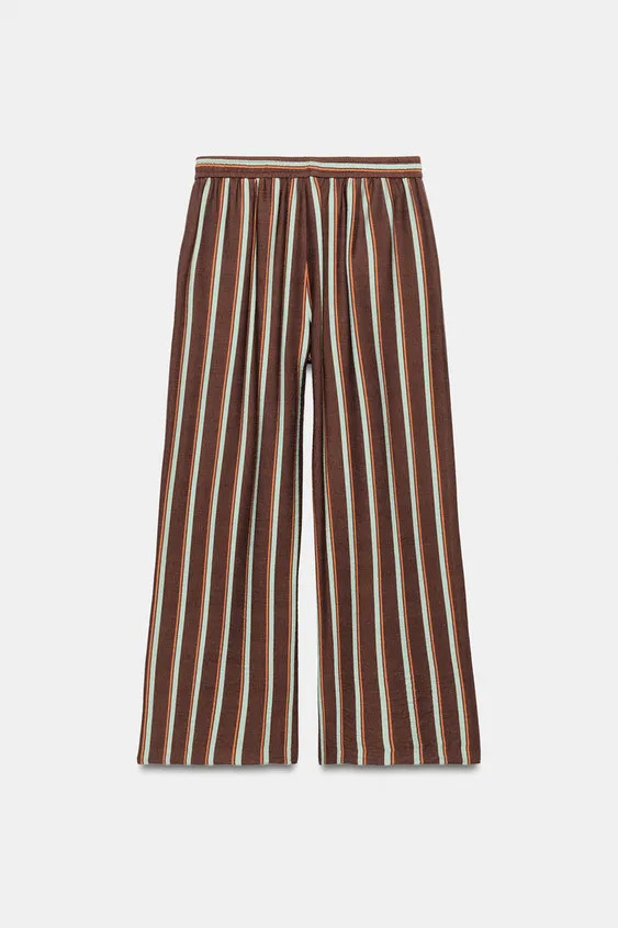 Model height: 176 cm

High-waist trousers with an elastic waistband, adjustable with beaded drawstrings. Featuring front pockets and a wide-leg design. | Zara UK