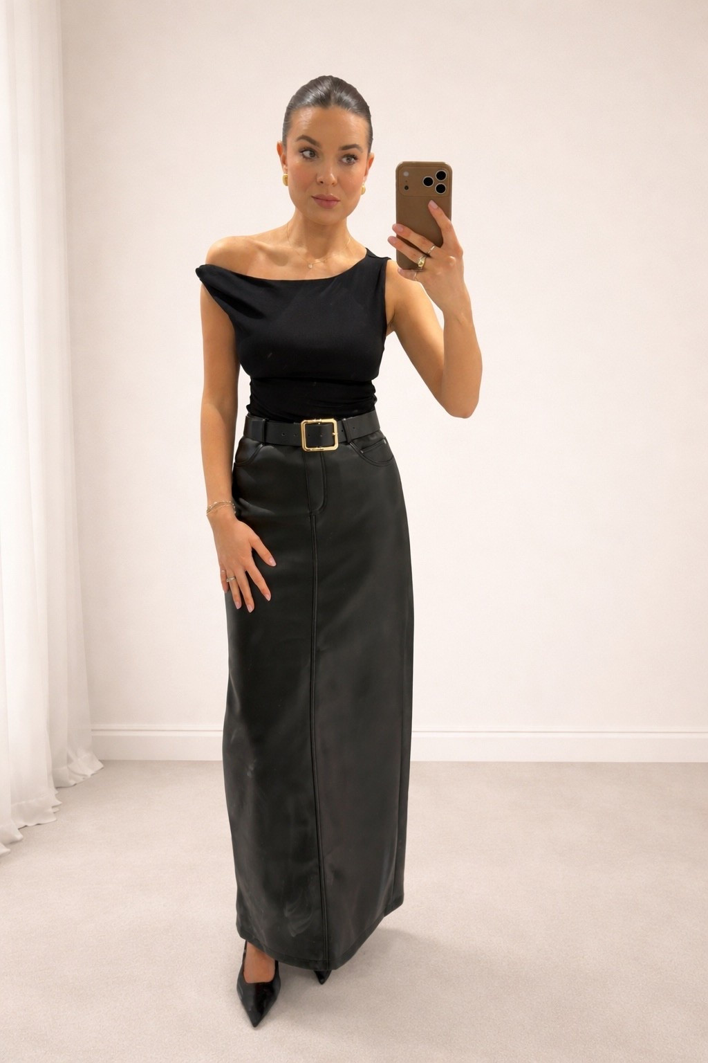 Leather skirt is such a timeless, staple piece to keep in your wardrobe 🤍 

#LTKdatenight #LTKuk #LTKspring