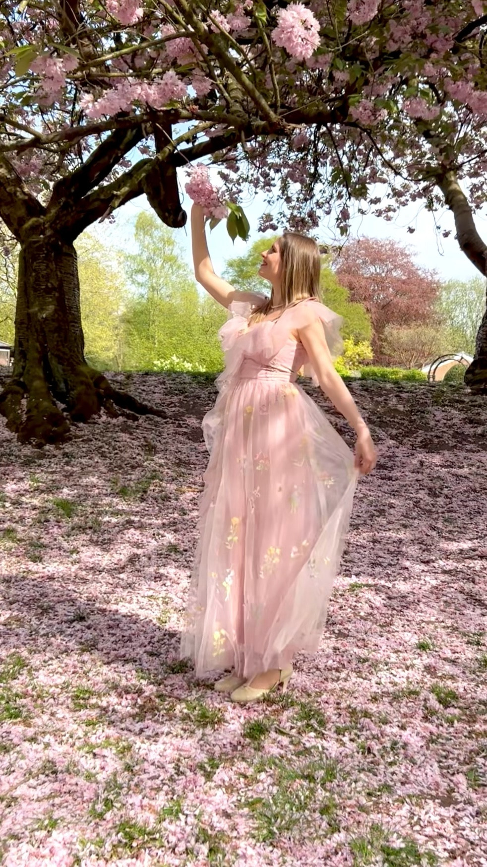If Spring was a dress, it would be this one 🌸🌿

Dress by @retrostage_official @retrostage.fr @retrostagede AD 

#retrostage #vintage #springdress #flowers #nature

#LTKstyletip #LTKsale #LTKdresses