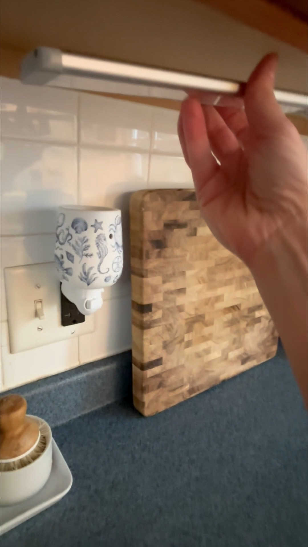 Easy rental upgrade: under-cabinet lighting. Good lighting makes such a difference in your day-to-day life- especially in a busy work zone like the kitchen. These require no drilling or hard-wiring and go up in a matter of seconds. My favorite feature is the motion detection so it saves battery if I forget to turn them off. 
#ltkhome #renterfriendly #rentalupgrade #kitchengadgets