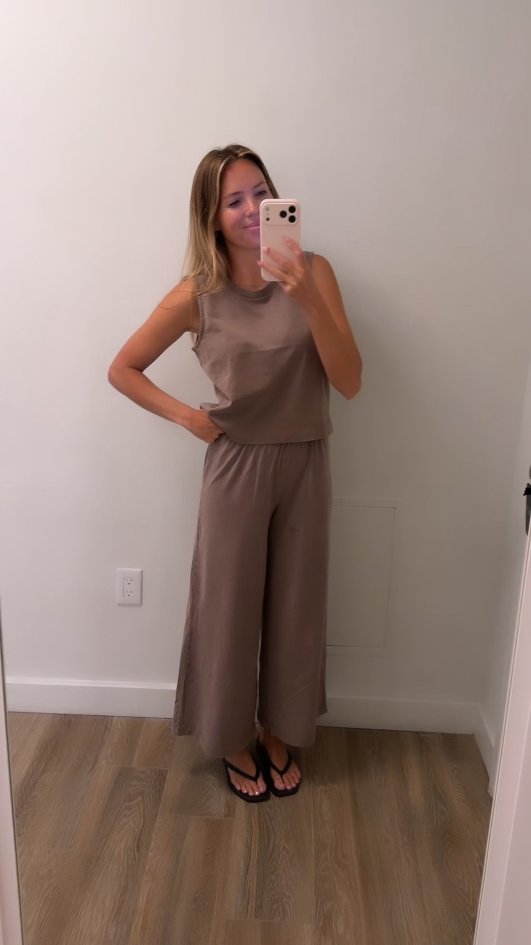The comfiest mom outfit! Wearing XS pants & S top!