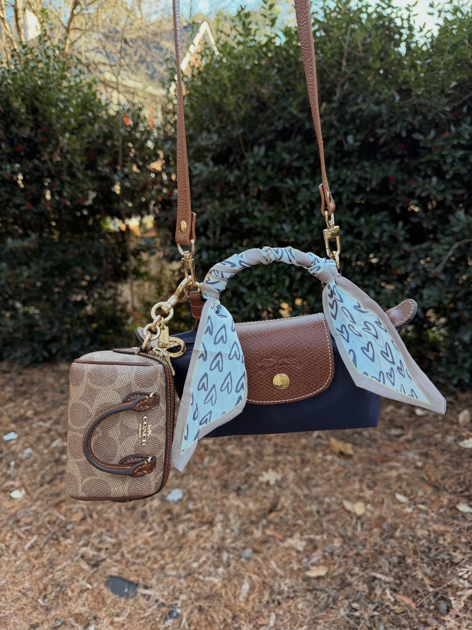 Doubled up mini bags of the day 🤎

Coach mini Rowan coin pouch
Longchamp mini pouch j. Navy