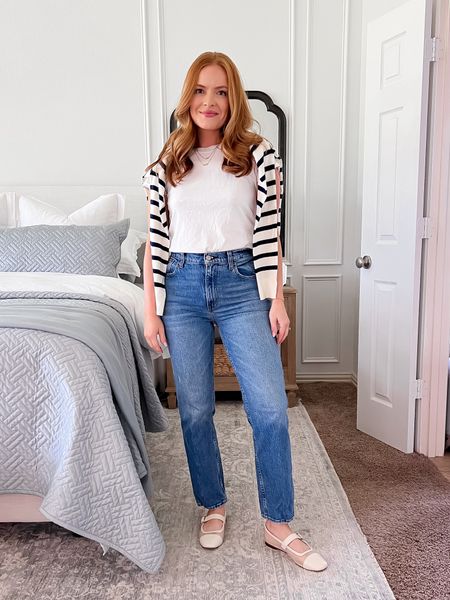 4 easy ways to style these white flats and favorite jeans for the spring - adding a white tshirt and a sweater over the shoulders!

Sizing:
Jeans - 27 shorts
Flats - 7.5 (TTS)
White tshirt - small
Sweater - small

#LTKstyletip #LTKfindsunder100 #LTKSeasonal