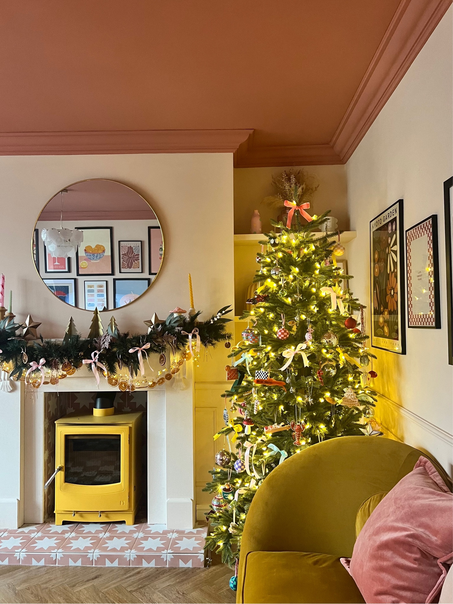 Christmas decor living room 🎀⭐️

#LTKeurope #LTKSeasonal #LTKhome