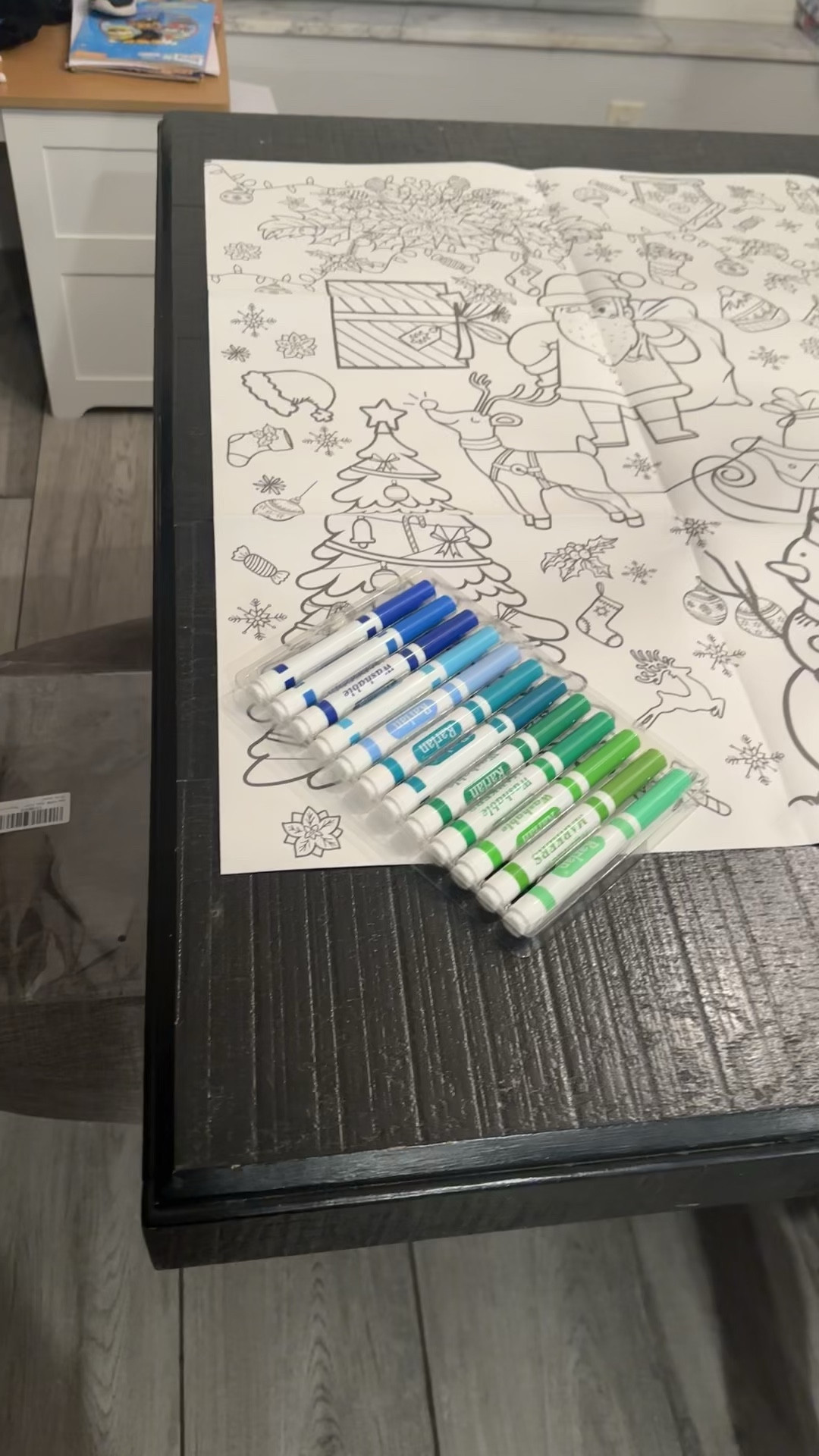 Large coloring sheet and washable markers from Amazon 

#kidscrafts #kidsactivities #holidays 