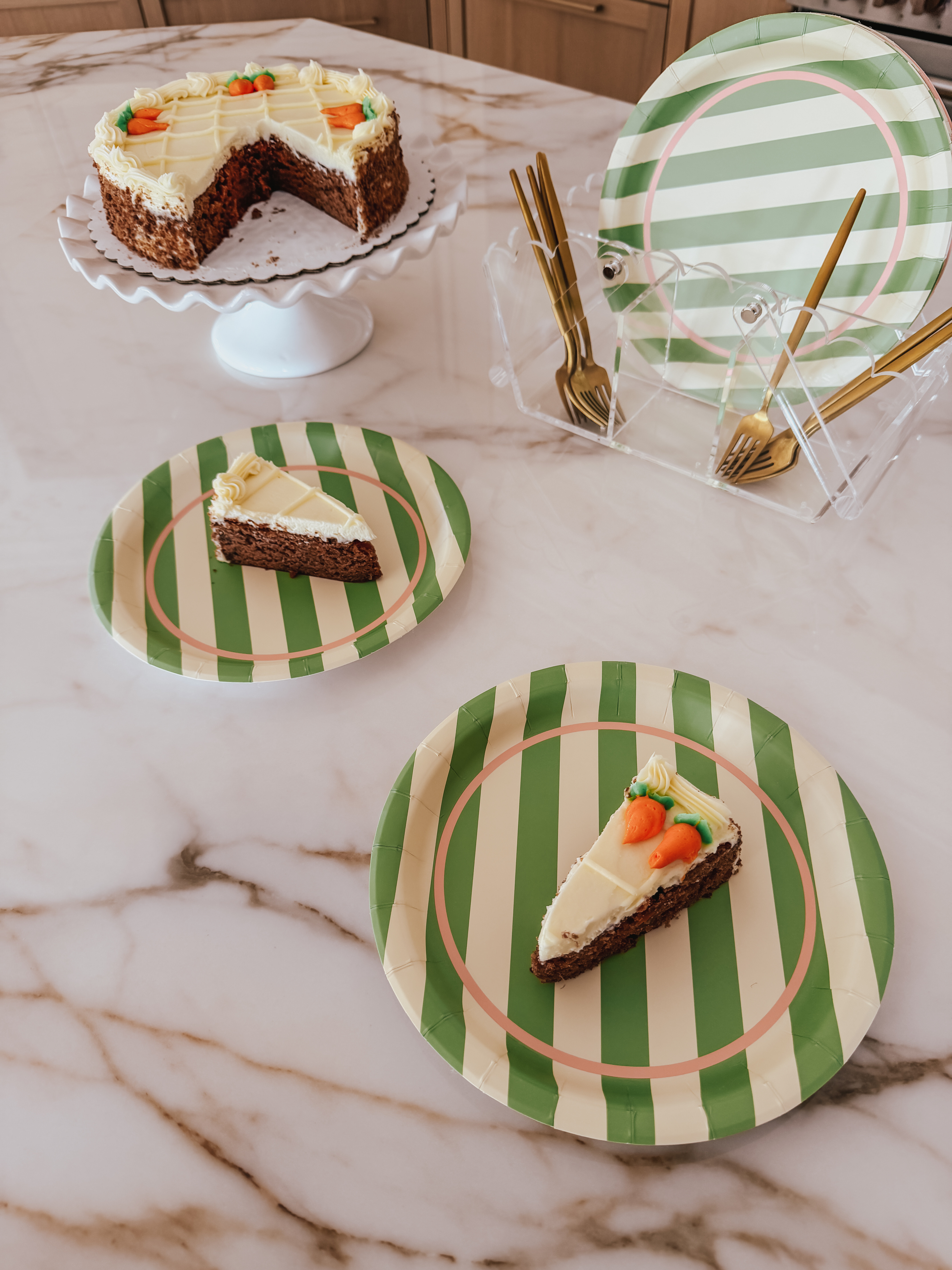 This cake server cuts clean, even slices and lifts them straight onto the plate, so you don’t need a separate knife and cake server. It makes serving dessert so much easier and gives you perfect slices every time. 

 #LTKfoodie #LTKHome