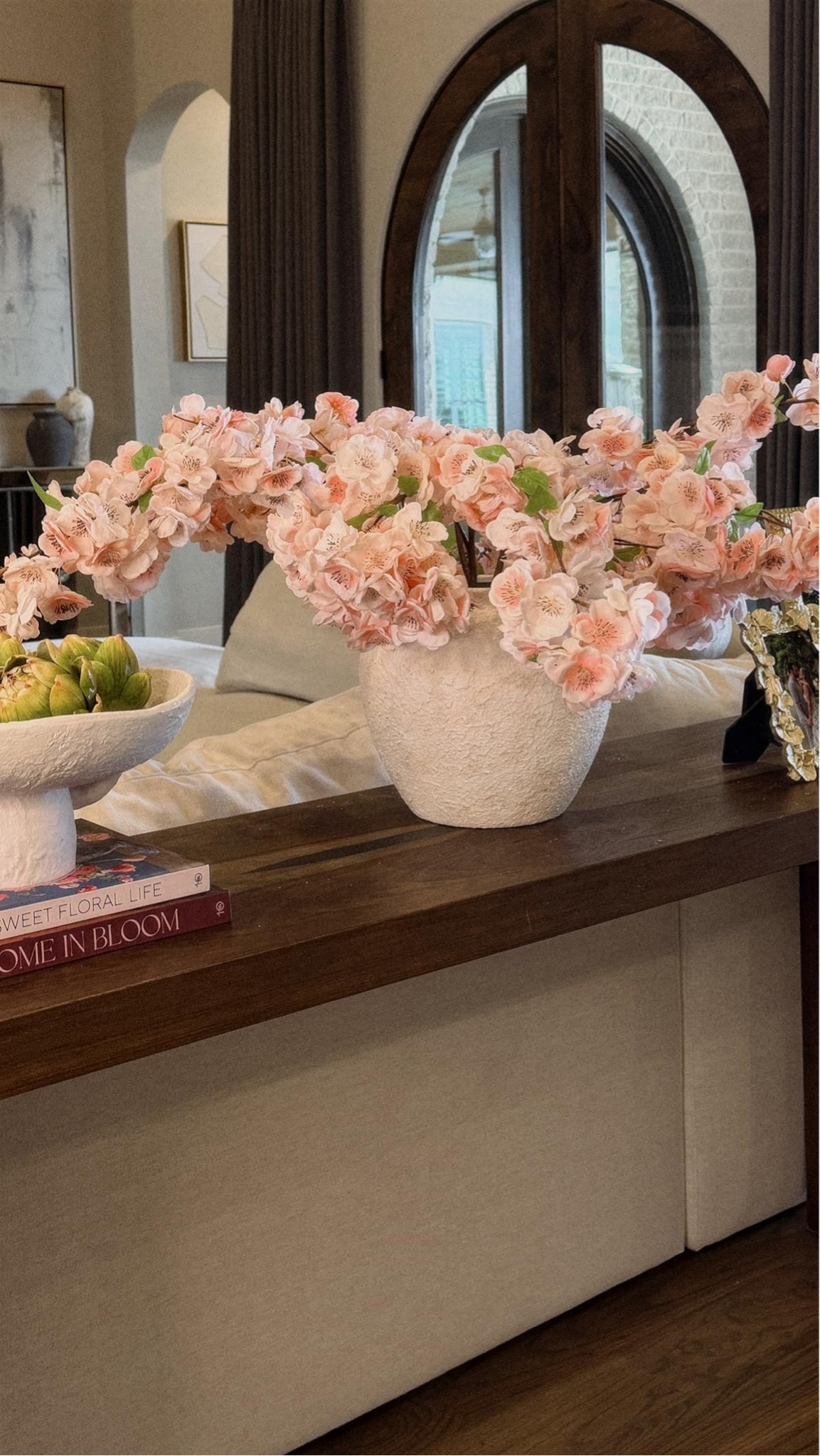 Babes… not you guys clearing these out last time 🤍✨

Everything on this table is back in stock… yes, the stems too 🌸 and if you were waiting, this is your window because they go fast.

I kept the whole setup neutral and layered for that soft, elevated feel… but the stems are what pull it all together and give it that “wow without trying” moment.

All from Amazon and linked for you 👏🏼

If you missed them the first time… don’t make that mistake twice 😌

#AmazonHome #HomeDecorFinds #NeutralHome #InteriorInspo #HomeStyling