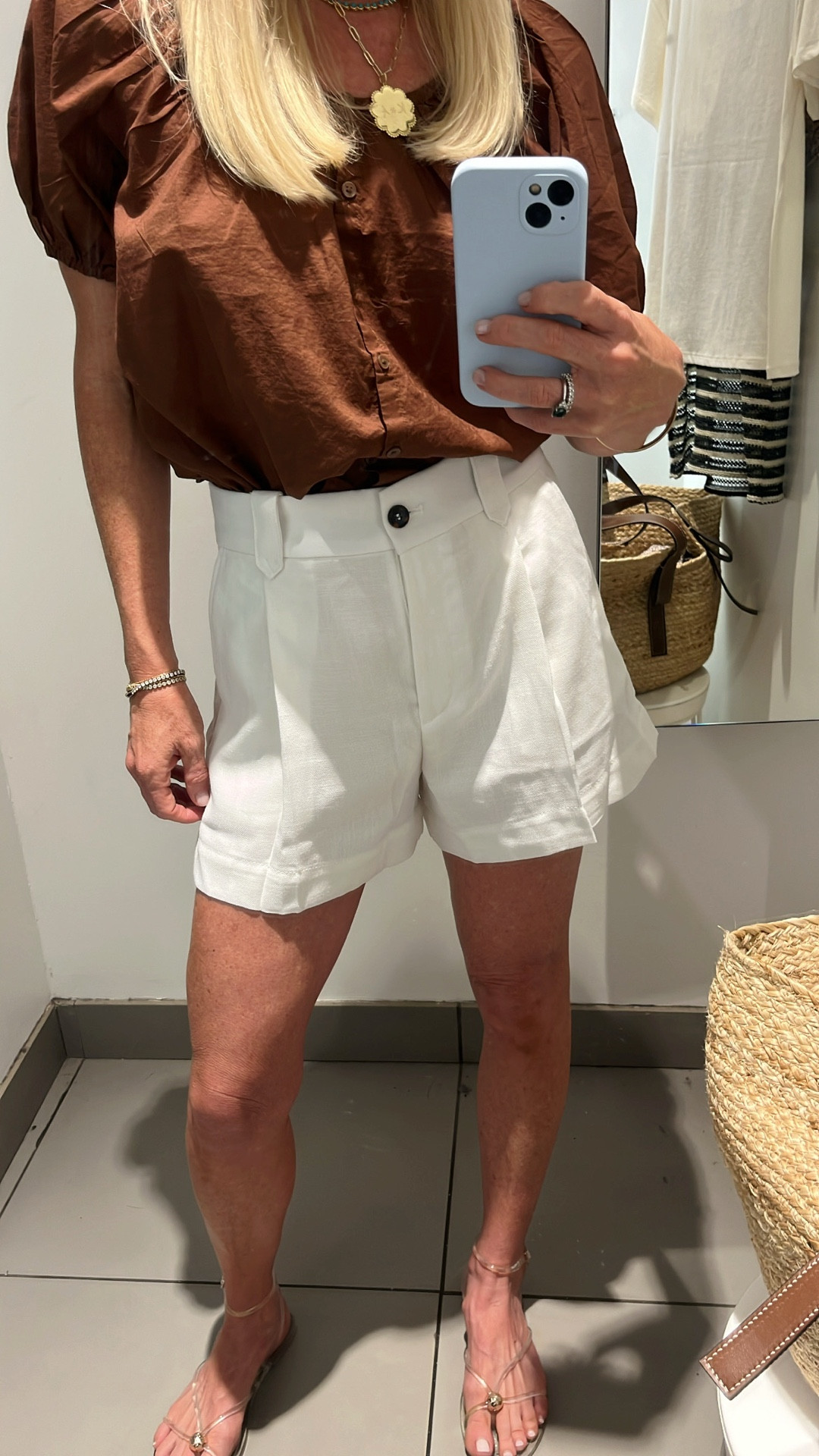 I love a good elevated short and these $24 linen like pleated pair stopped me in my tracks! Love the pleat detail and the flair out on the leg. I’m in a 2, zero stretch to them!