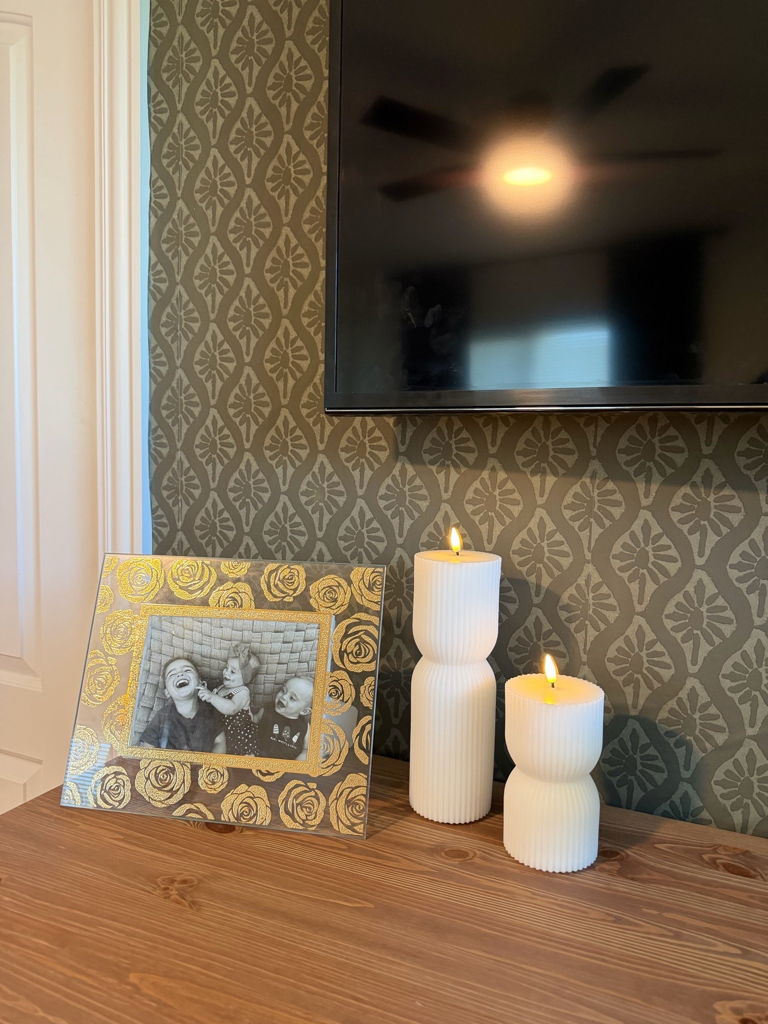 Wallpaper + remote candle 🕯️