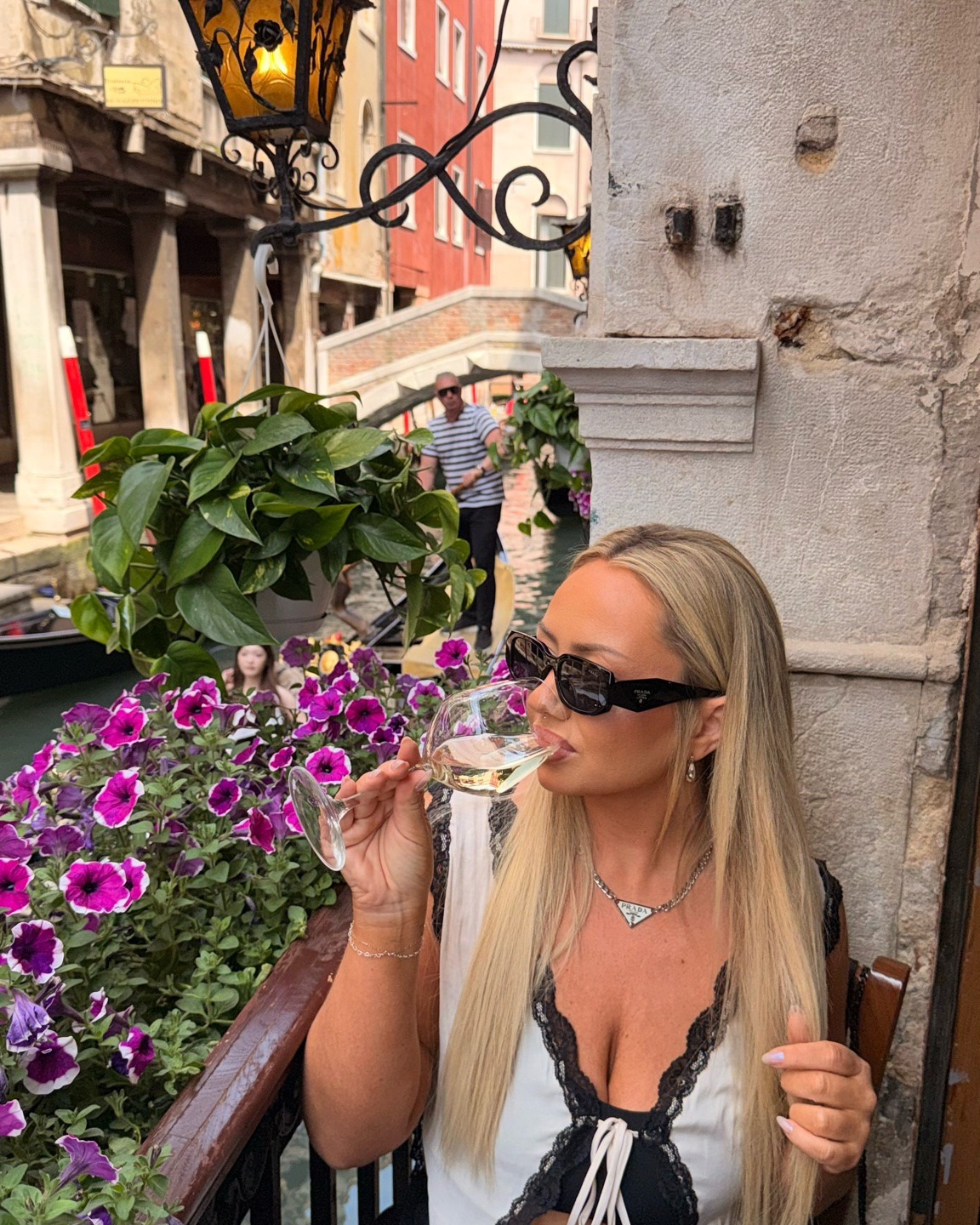 Venice fit 🖤🤍

#LTKootd #LTKMidsize #LTKTravel