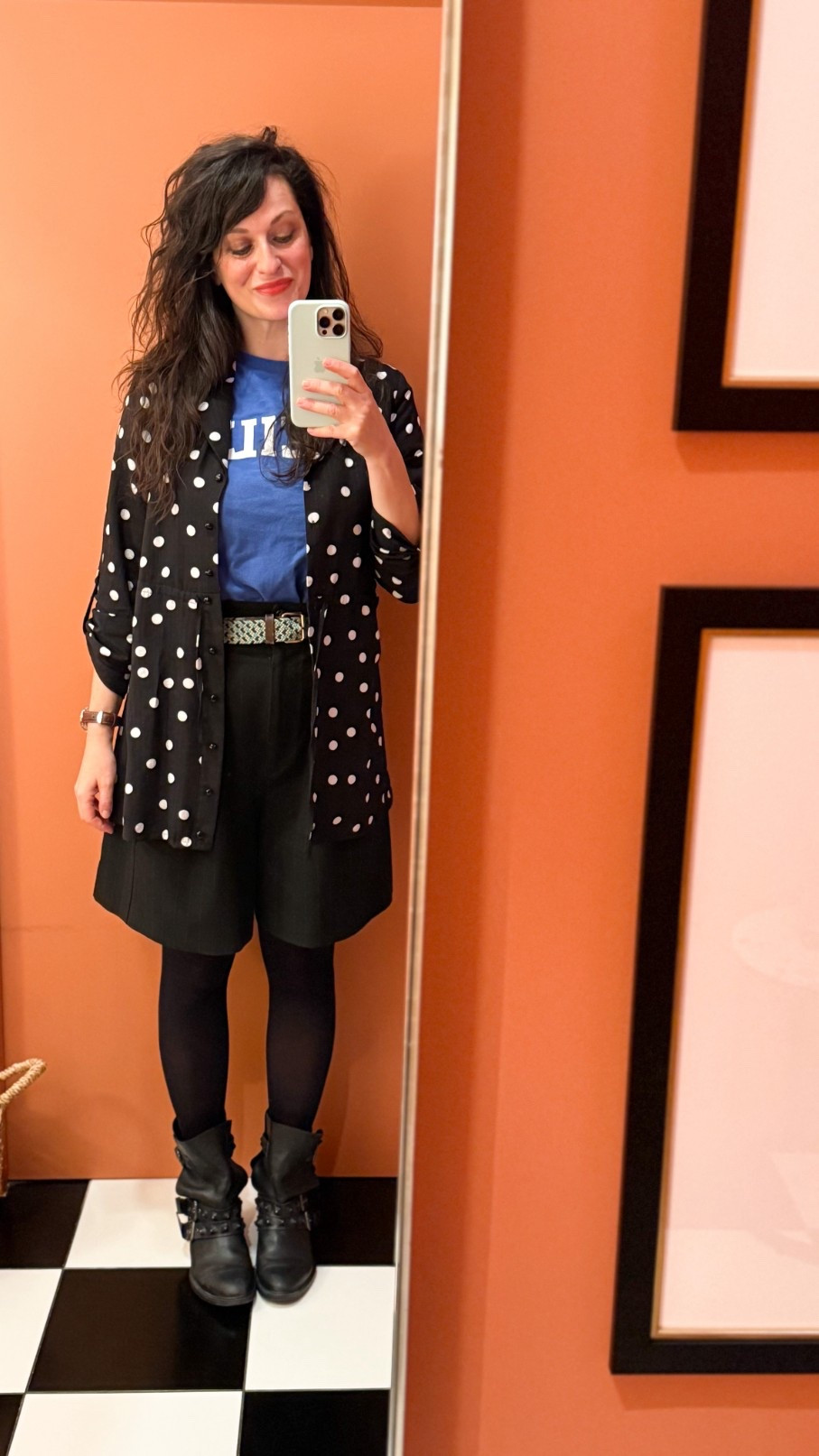 . Veste à pois #veromoda 
. T-shirt bleu "Sicily" #hm (en lien)
. Short taille haute #zara (similaire, en lien)
. Ceinture tressée vert pâle #BCBGMaxAzria (similaire, en lien)
. Biker boots #zara (similaires, en lien)
. Rouges à lèvres superposés #chanel et #esteelauder (en lien) 