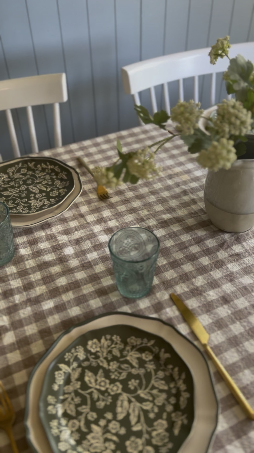 Cottage table, spring table, budget home decor, pretty tableware, melamine plates, outdoor dining