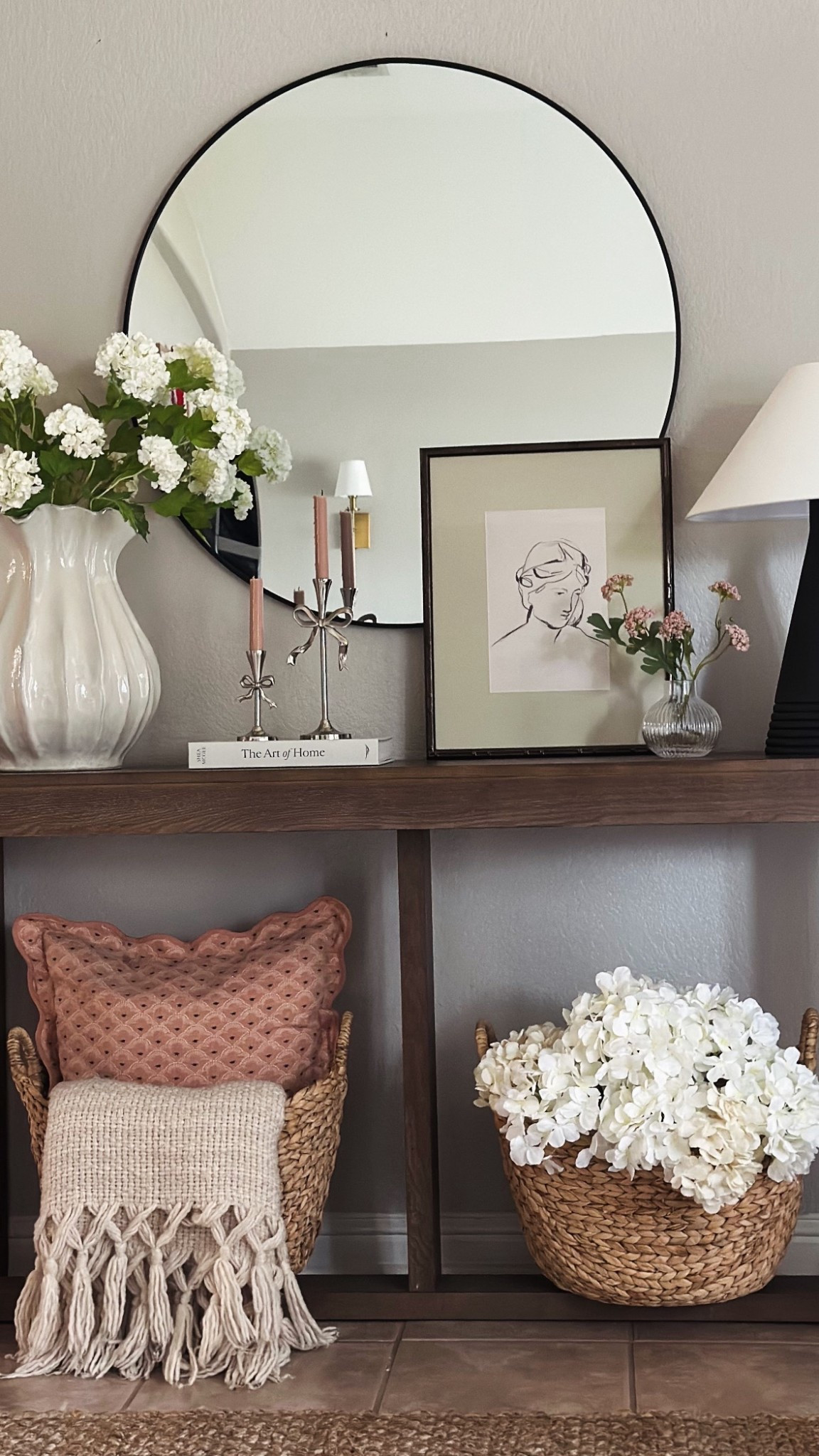 Valentines Day Entryway! 🩷🌷♥️ loving the subtle pink touches! 🤌🏼🤌🏼

#LTKSeasonal #LTKHome