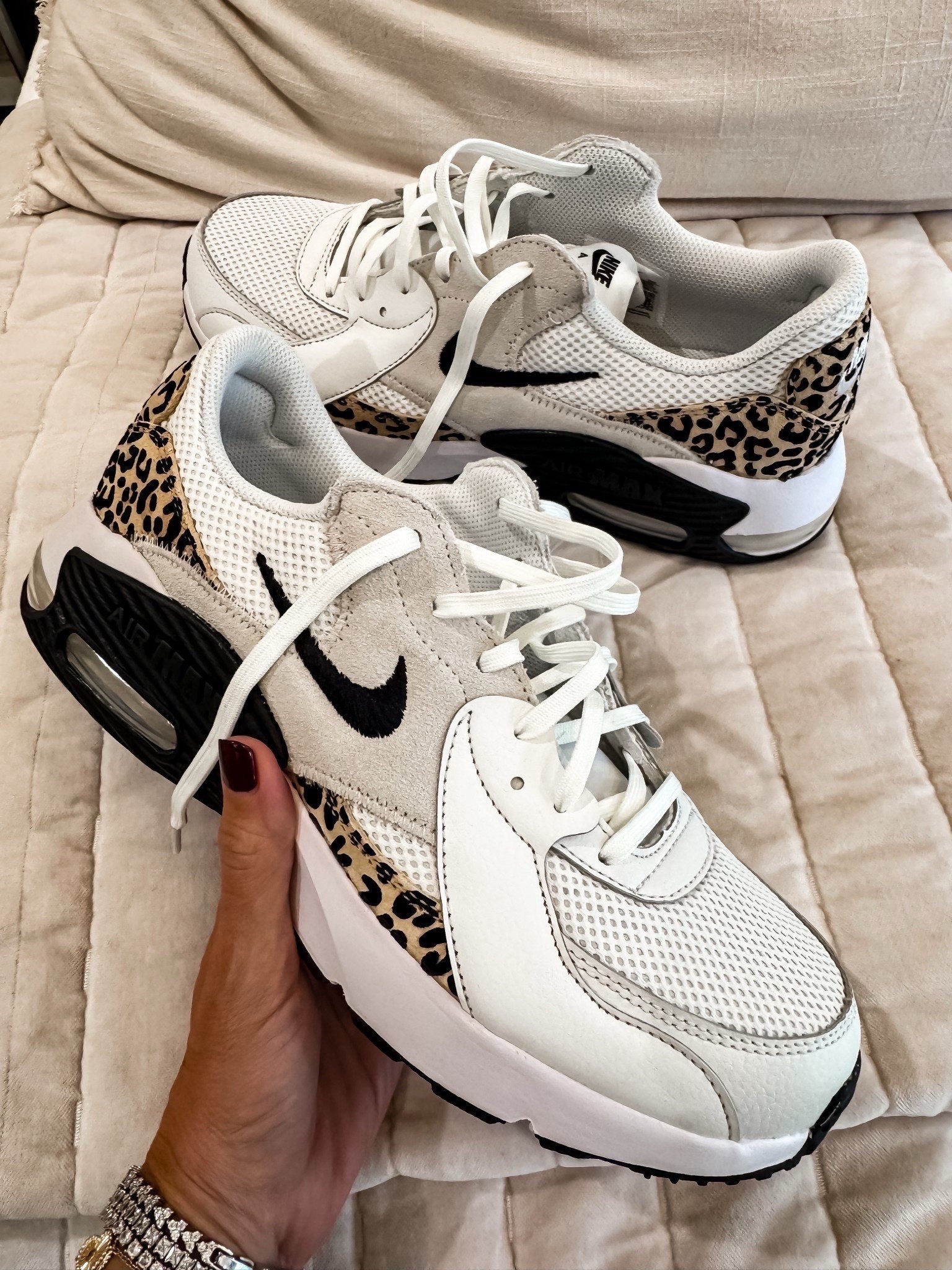 Nike sneakers, sporty sneakers, gift ideas for her, themominstyle

#LTKGiftGuide #LTKootd #LTKActive