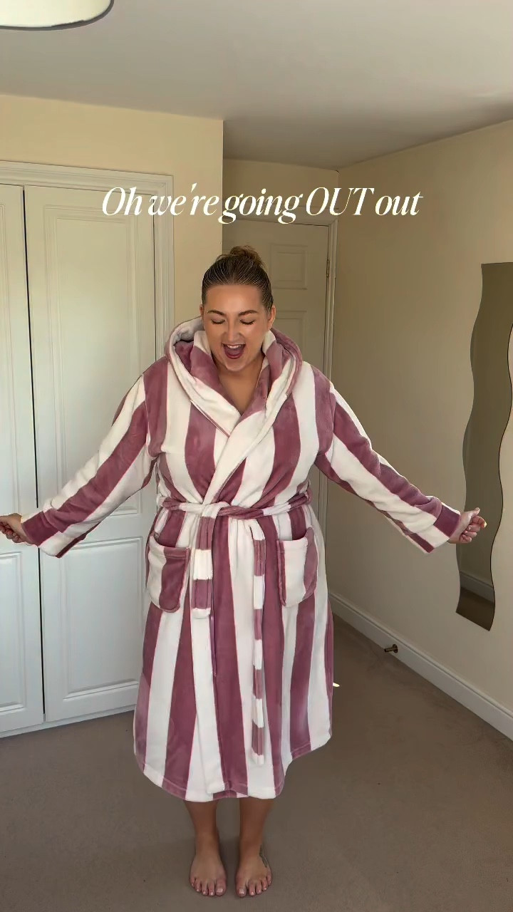 The kind of outfit that looks dressy but is also SO comfortable (yes, you can dance all night long) 🖤✨

#goingoutoutfit #polkadot #satinshorts #shein #plussizeoutfit