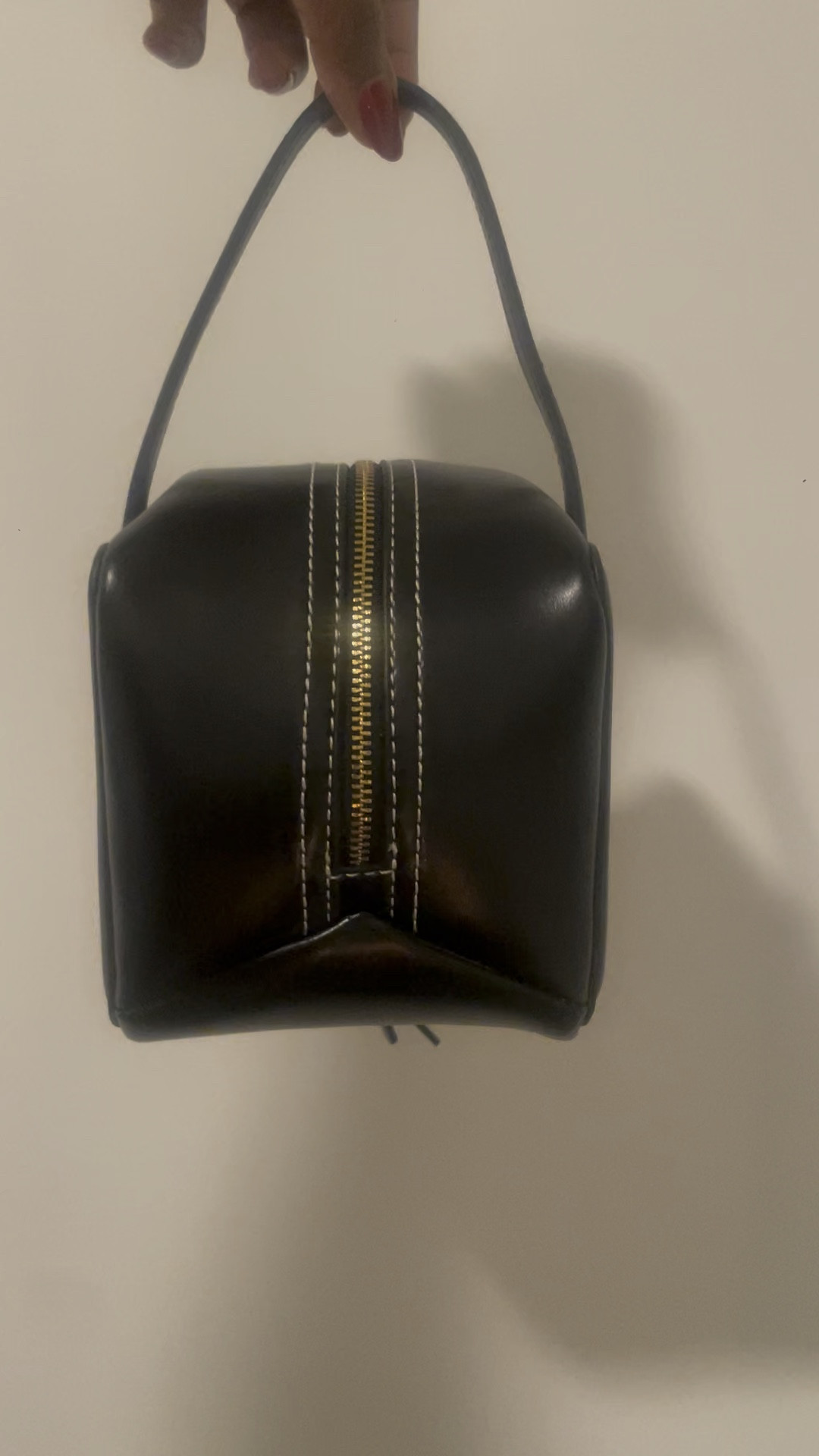 Small bag, big statement 
Obsessed with this Zara mini square stitching bag in black the perfect touch of elegance for any outfit. Compact, chic, and oh-so-stylish 🖤 #LTKbagcrush #LTKaccessories #ZaraStyle"

#LTKFindsUnder100 #LTKStyleTip