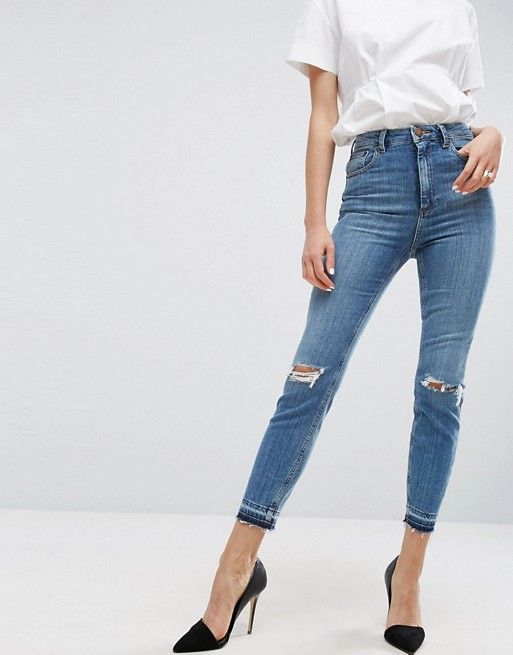 ASOS – FARLEIGH – Hüfthohe schmale Mom-Jeans in Hawthorn Mid Stonewash mit zerissenen Knien und ausg | Asos DE