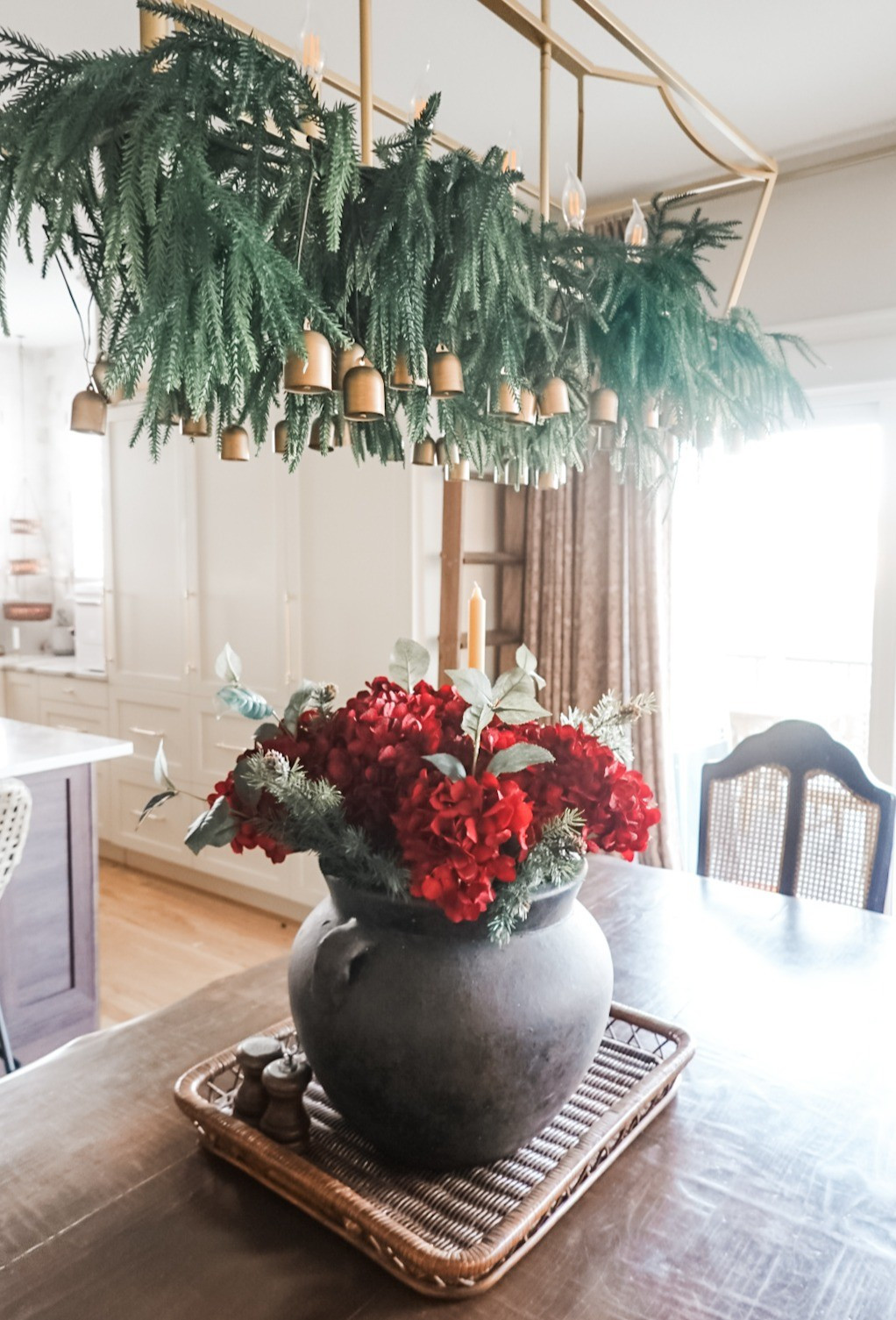 Even the chandeliers get to be festive 🔔🌹🌲🔔🌹🌲

