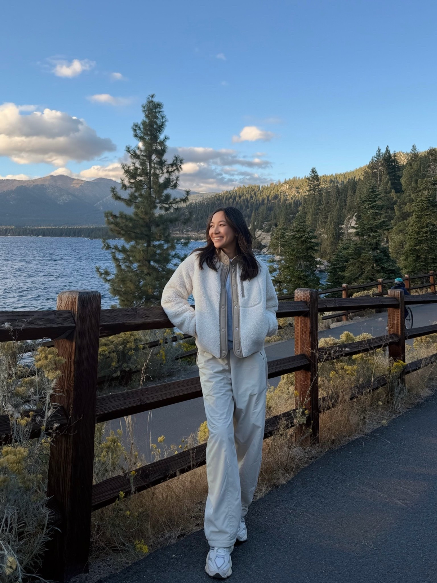 Cozy fleece-lined pants + Sherpa for an evening in Tahoe 

Sherpa xs
Pants xs 

Winter fall staples / what to wear in cold weather