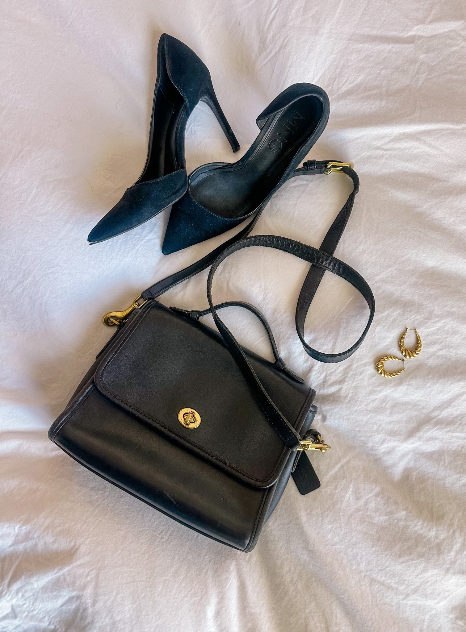 Accessories close-up 🤍 Both my bag & earrings are vintage - and two of my most worn pieces!! 

#LTKItBag