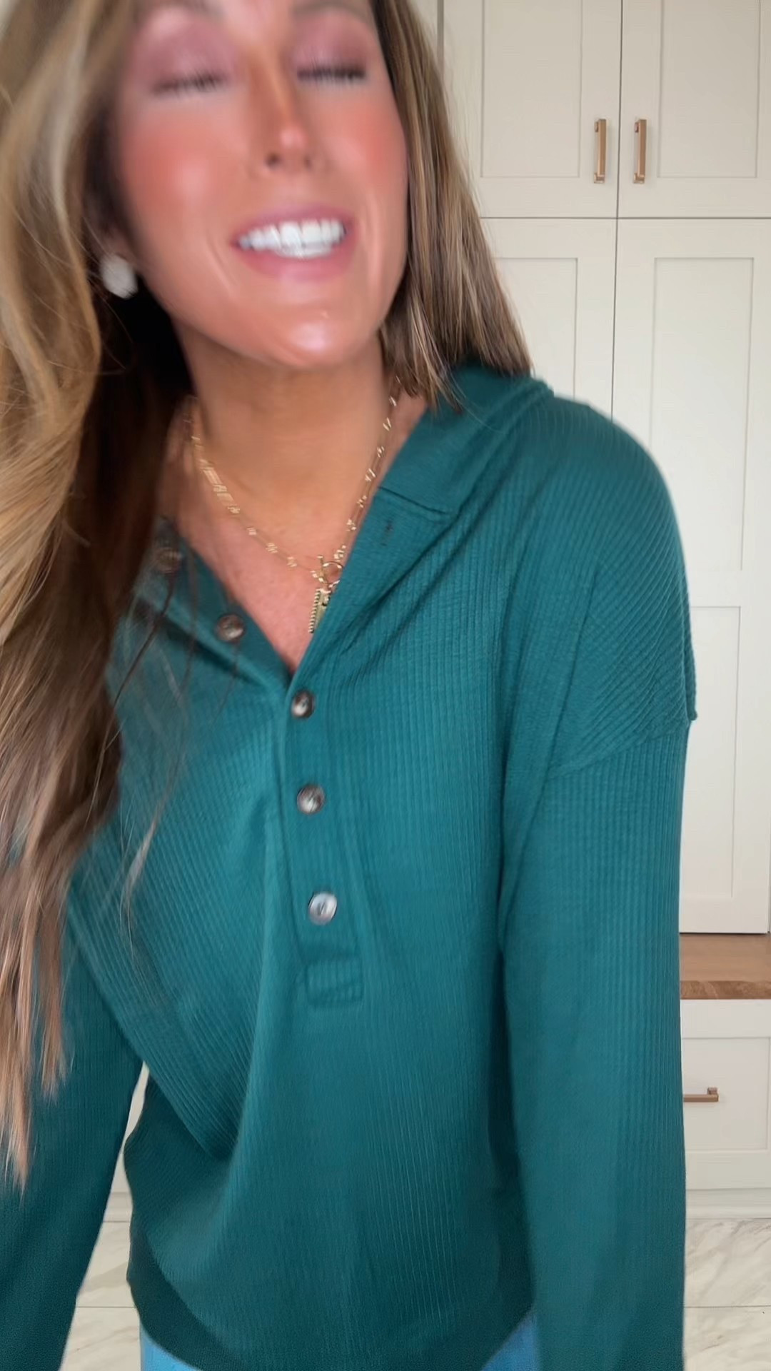 Effortlessly Cool 💚 The Oversized Sweatshirt You’ll Live In All Season!

This oversized V-neck sweatshirt is giving cozy meets cool girl energy 💚
The slouchy fit, side slits, and soft waffle knit make it perfect for those chill fall days when you still want to look cute.

Pair it with biker shorts, leggings, or jeans for a relaxed but put-together vibe — it’s literally that one piece you’ll grab again and again 🍂☕

Linked in my TikTok Shop 💚 Comes in tons of colors and is so soft you’ll never want to take it off!

	1.	Oversized waffle knit sweatshirt
	2.	Casual fall outfit women
	3.	PrettyGarden V-neck pullover

#TikTokShopCreatorPicks
#CreatorPicksAmbassador
#TikTokShopBlackFriday
#FallFreshness #TikTokShopFallDealsForYou @PrettyGarden 

#LTKStyleTip #LTKFindsUnder50 #LTKGiftGuide