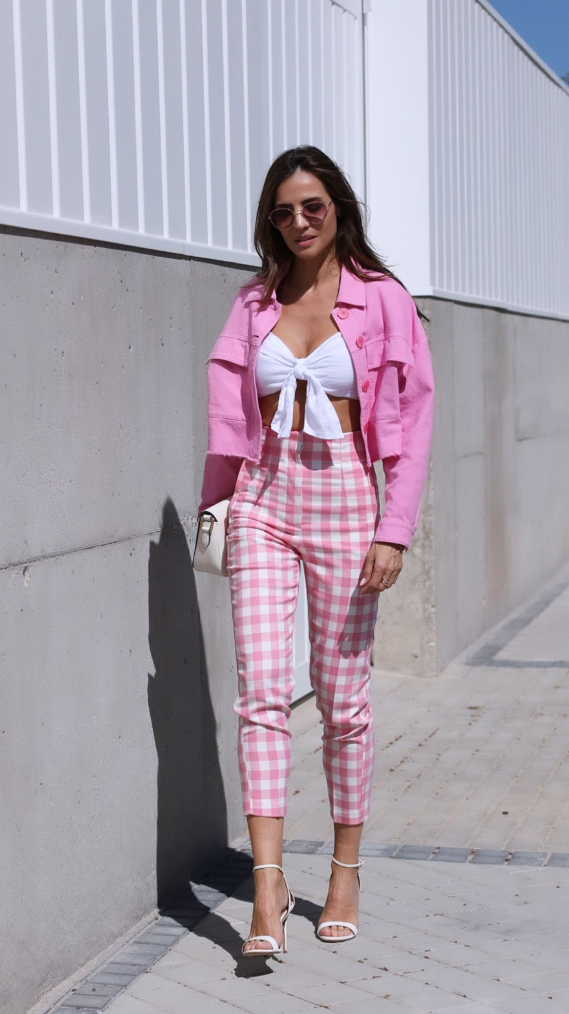Look inspiración Barbie💗

outfit inspiration, pantalón pitillo cuadros rosa, H&M, chaqueta vaquera corta rosa chicle, ASOS, top corto blanco, sandalias blancas de tacón, España.

#LTKeurope #LTKSeasonal #LTKstyletip