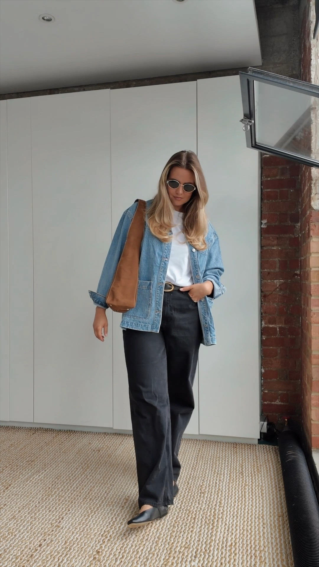 **23/30** midsize spring outfit ideas 🌷

Stripe & stare black high briefs [1X]

Sezane white t-shirt XXL

Abercrombie curve love high rise loose jeans [W33 L]

Abercrombie denim jacket [XL]

Free People sunglasses

Hush black ballet slippers with strap [UK 7]

Black gold buckle belt [OOS]

Jigsaw tan suede tote 

spring outfit // midsize outfit // midsize style // spring outfit idea // spring style // midsize fashion // spring fashion // outfit inspiration