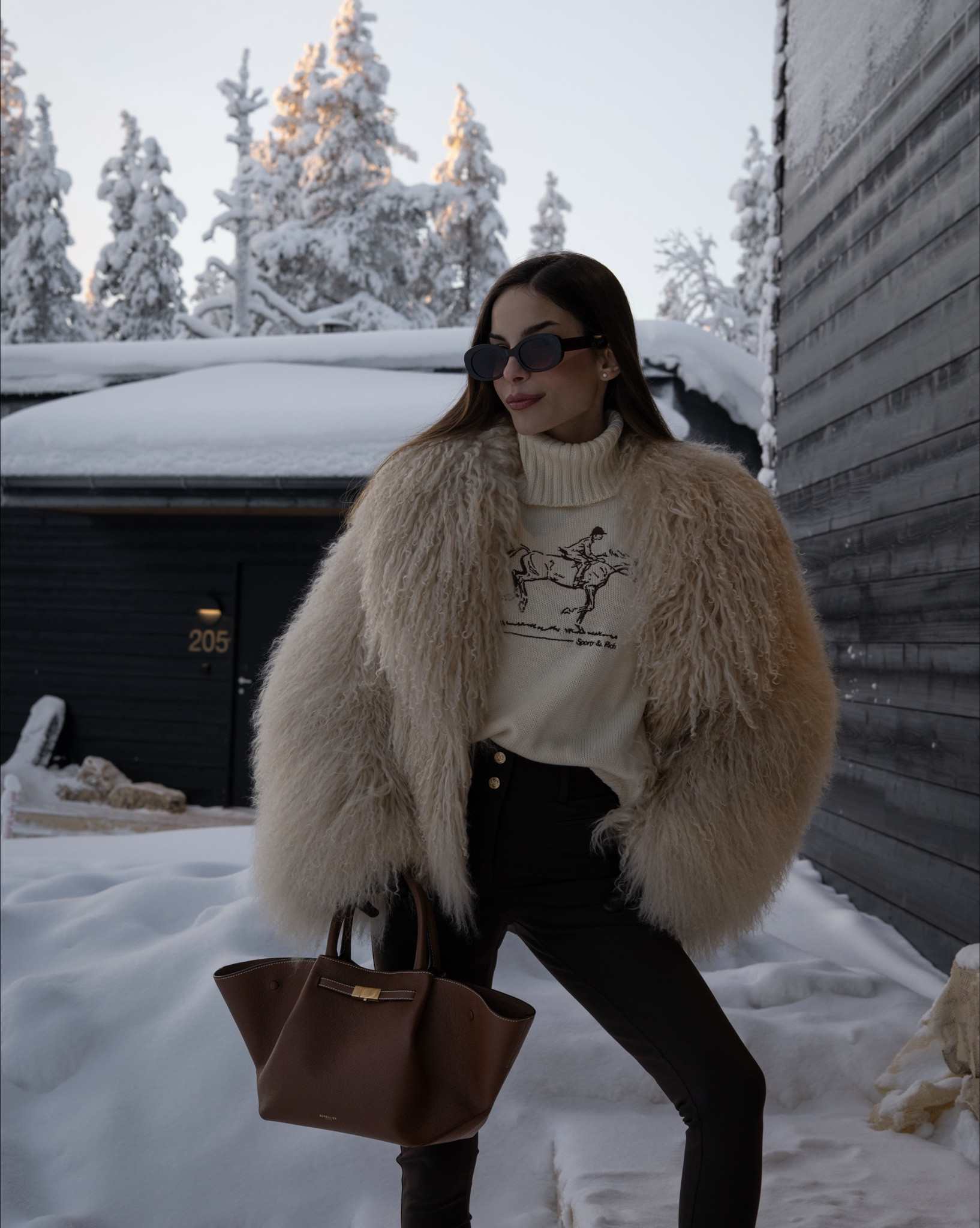 Obsessed with this sporty and rich horse knit! Styling it with a shearling jacket, brown contour trousers and leather gloves. 🪵🤎🐎

#LTKootd