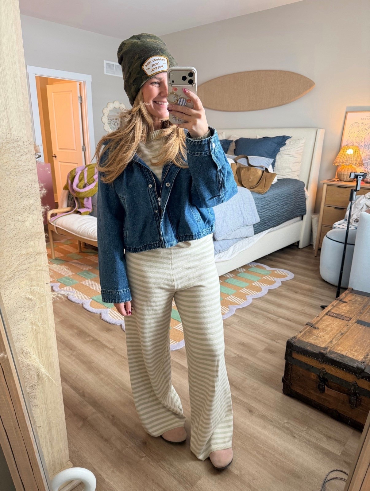 Sporty, comfy, but still put together 🙌🏼

These striped wide leg pants are insanely flattering and feel like elevated loungewear. I paired them with a fitted tee, cropped denim jacket, and my go-to beanie for that casual layered look that works for school drop off, errands, or a weekend coffee date.

Everything runs true to size and is so easy to mix + match.
