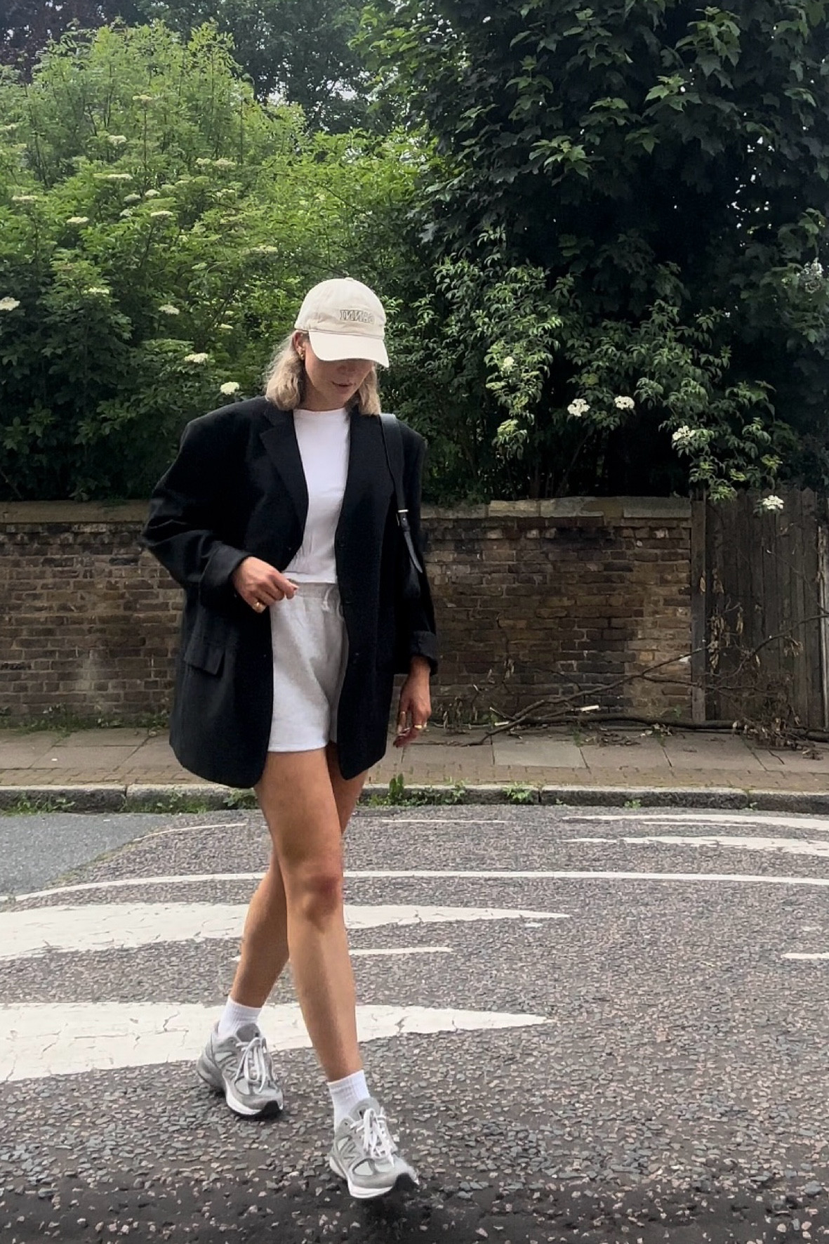 Princess Diana style
Princess Di
Oversized black blazer
Ganni cap
Grey sweat shirts
Grey new balance USA
White crop top
Casual outfit
Airport outfit 
Spring outfit 
summer outfit 
Minimalistic fashion 
Tomboy outfit 
